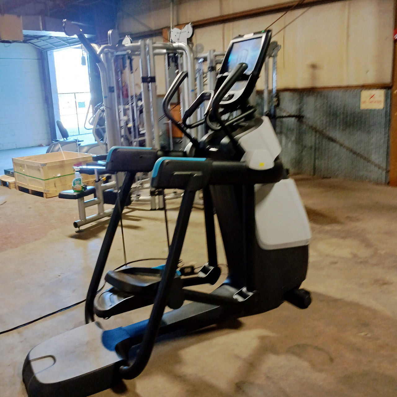 Precor AMT 885 with Open Stride w/P82 Console