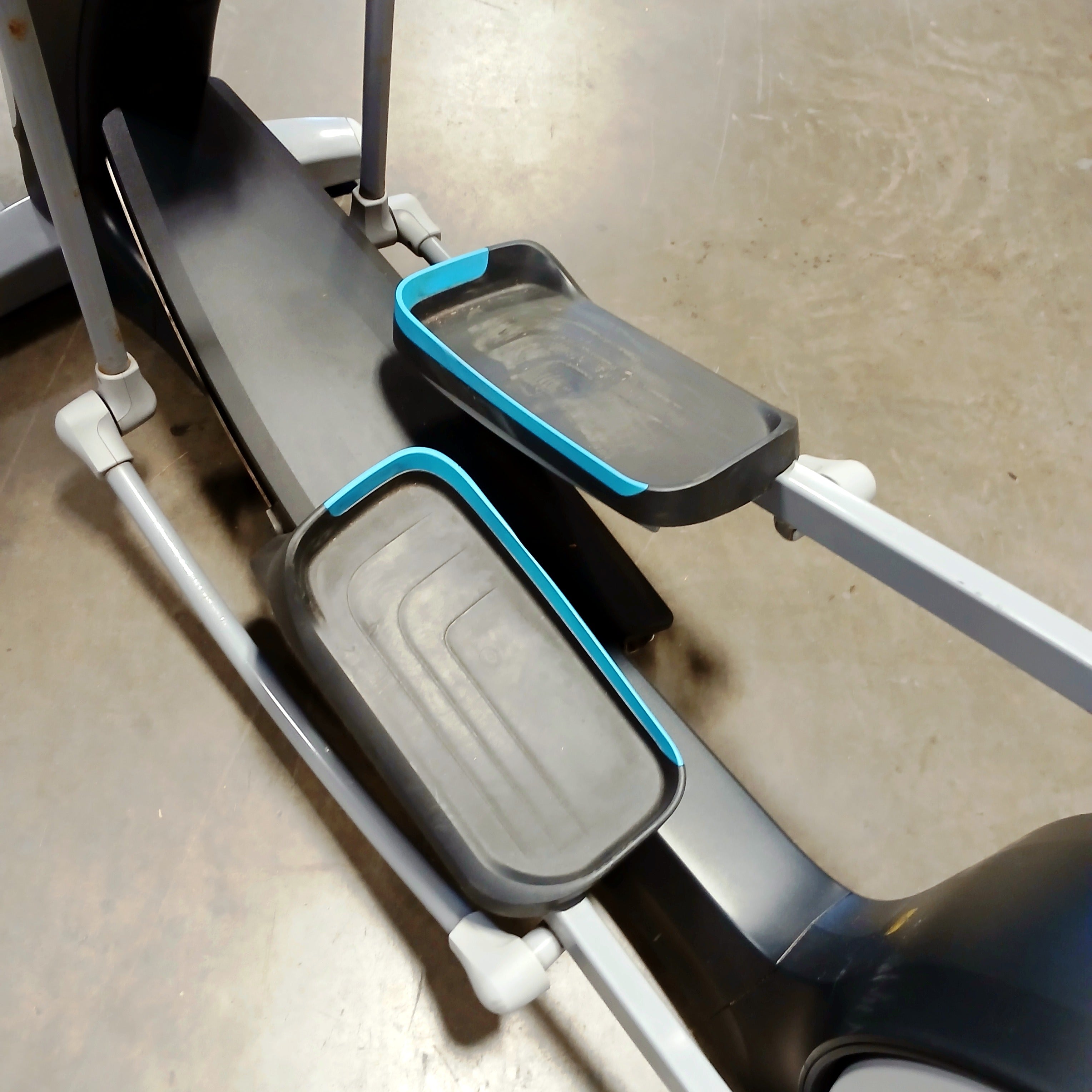 Precor EFX 800-18 Elliptical w/ P30 Console