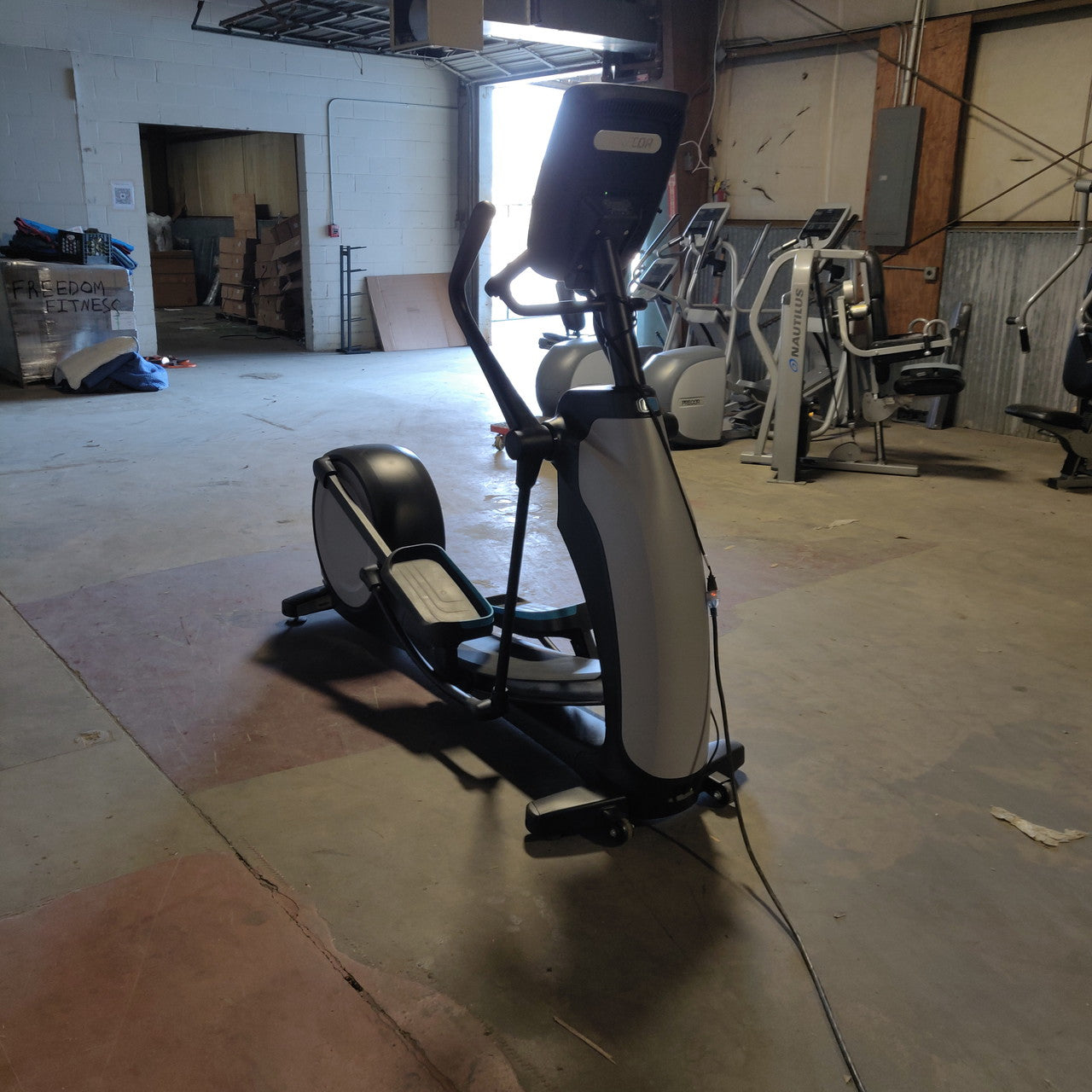 Precor EFX 885 Elliptical w/Converging Crossramp + p82 Console