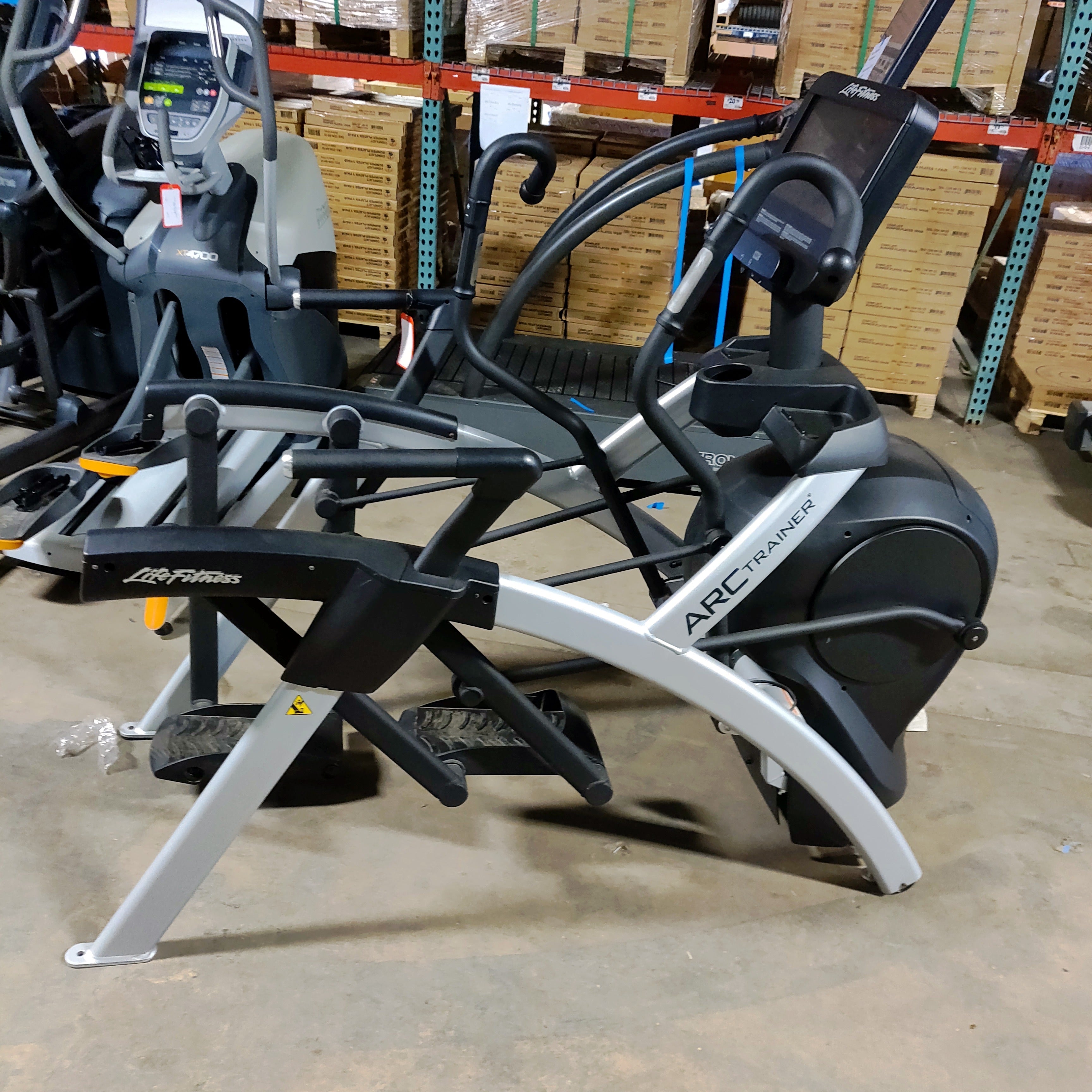 Reconditioned Life Fitness Discover SE3 HD Arc Trainer