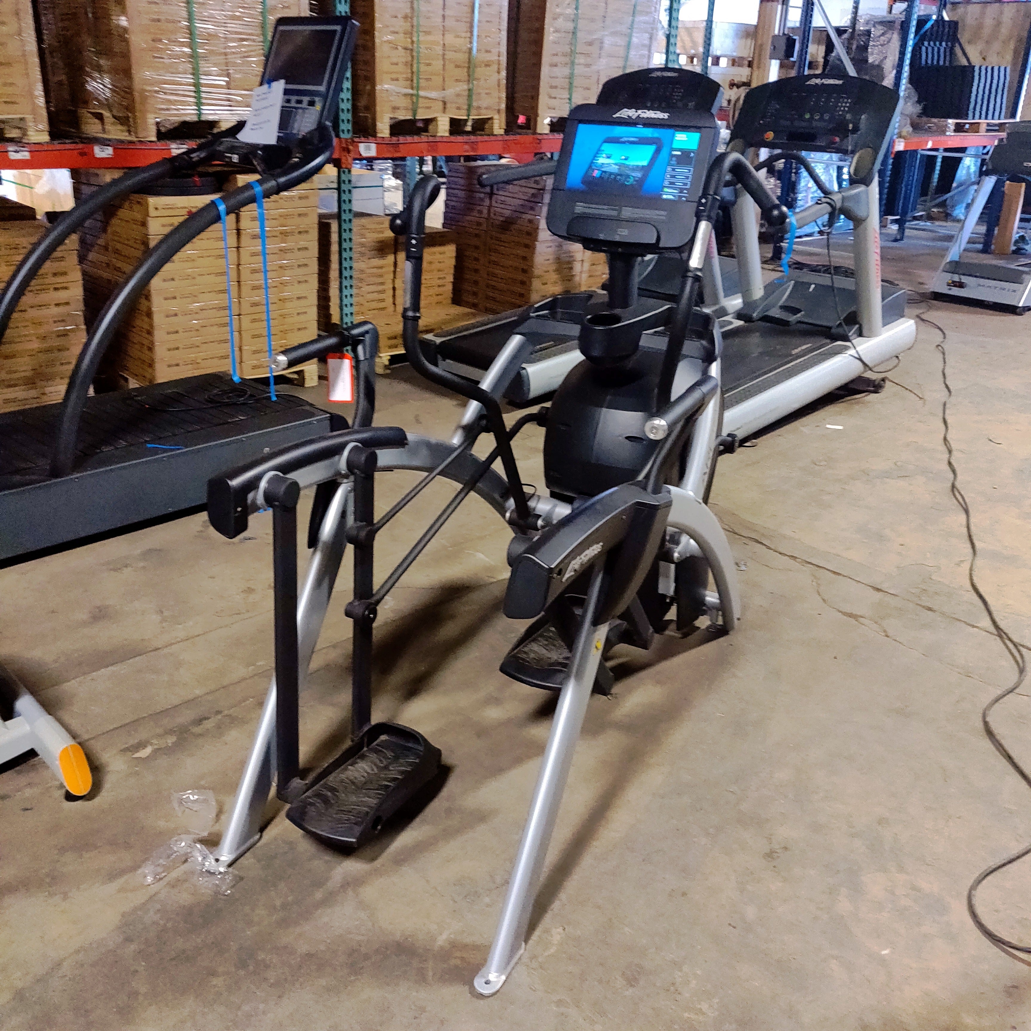 Reconditioned Life Fitness Discover SE3 HD Arc Trainer