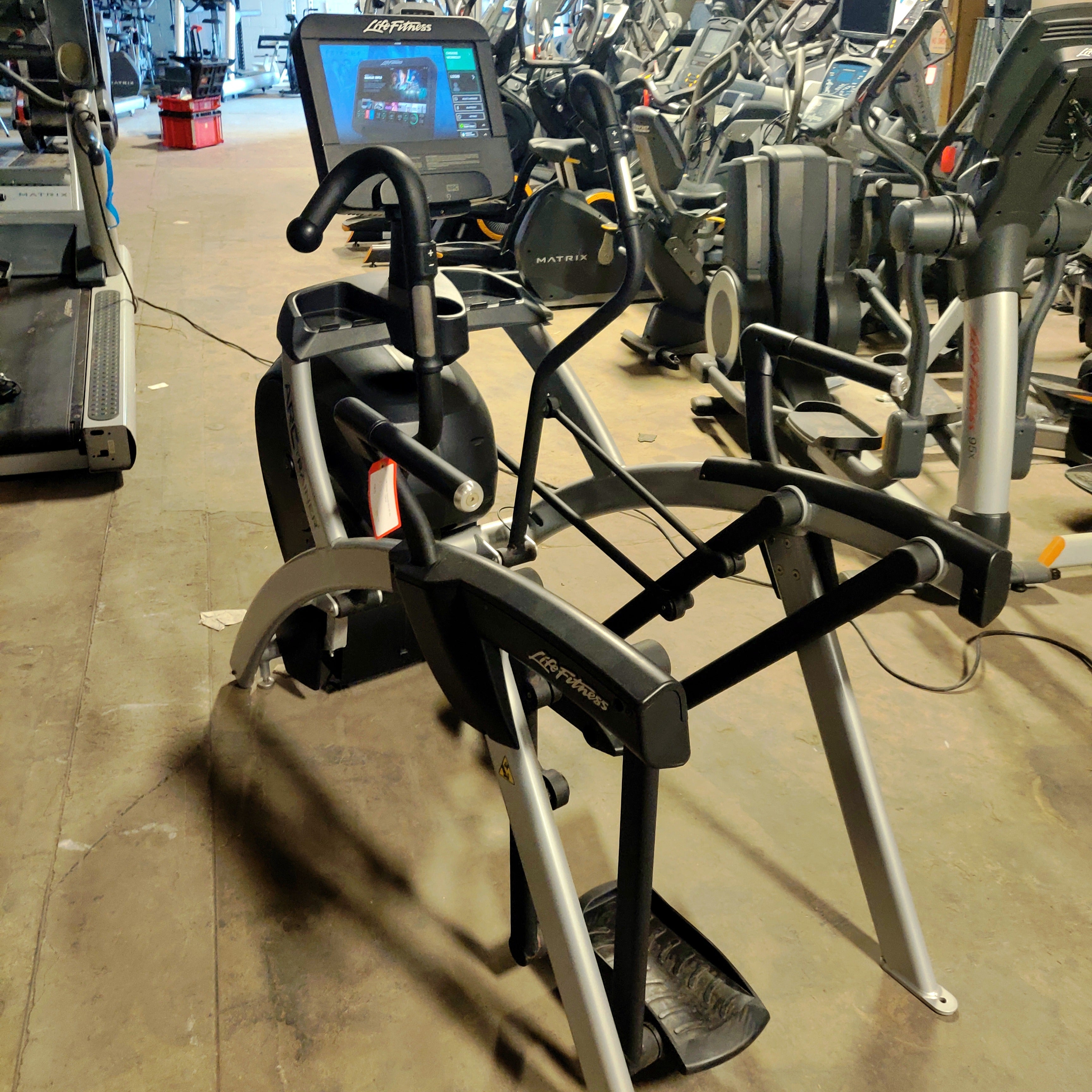 Reconditioned Life Fitness Discover SE3 HD Arc Trainer