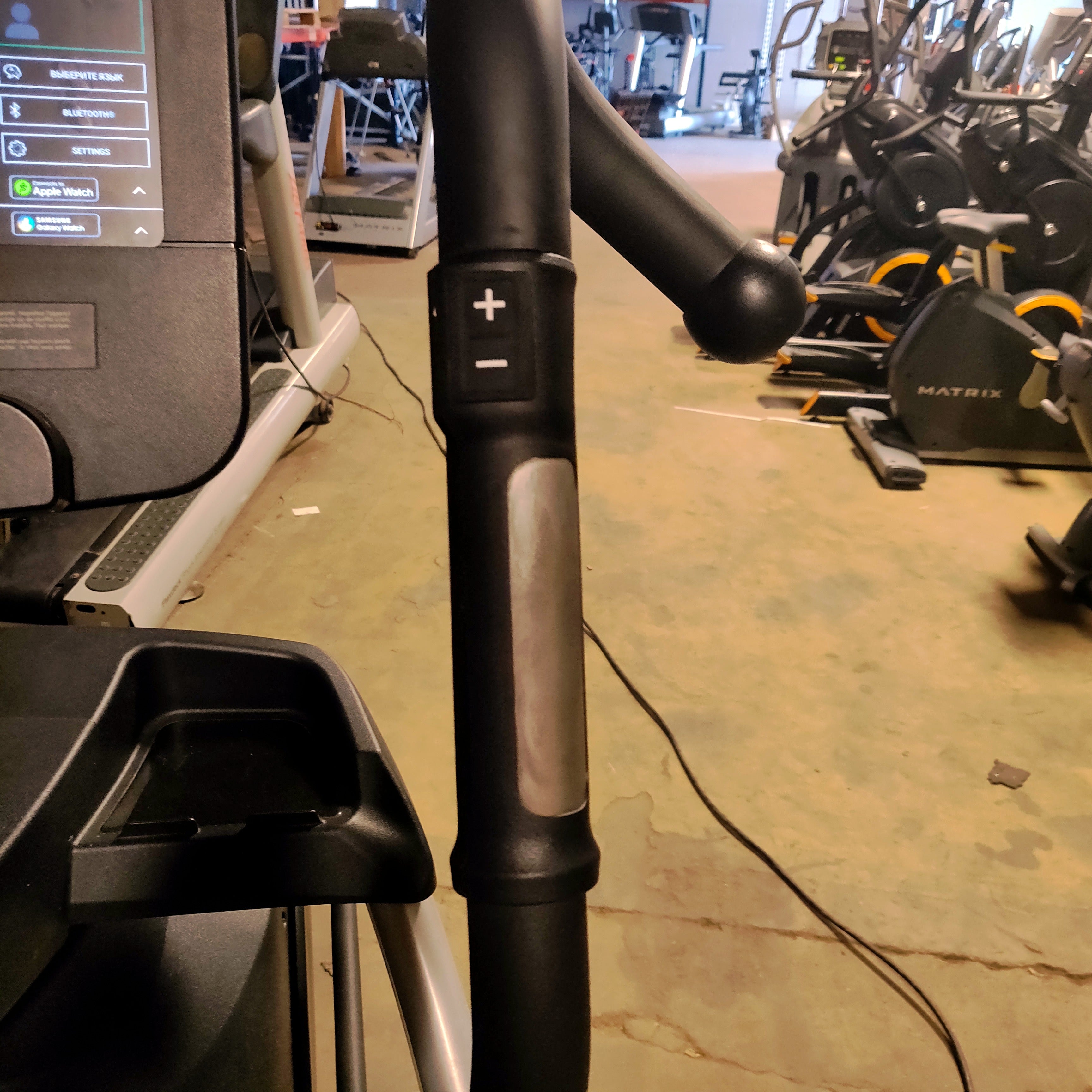 Reconditioned Life Fitness Discover SE3 HD Arc Trainer