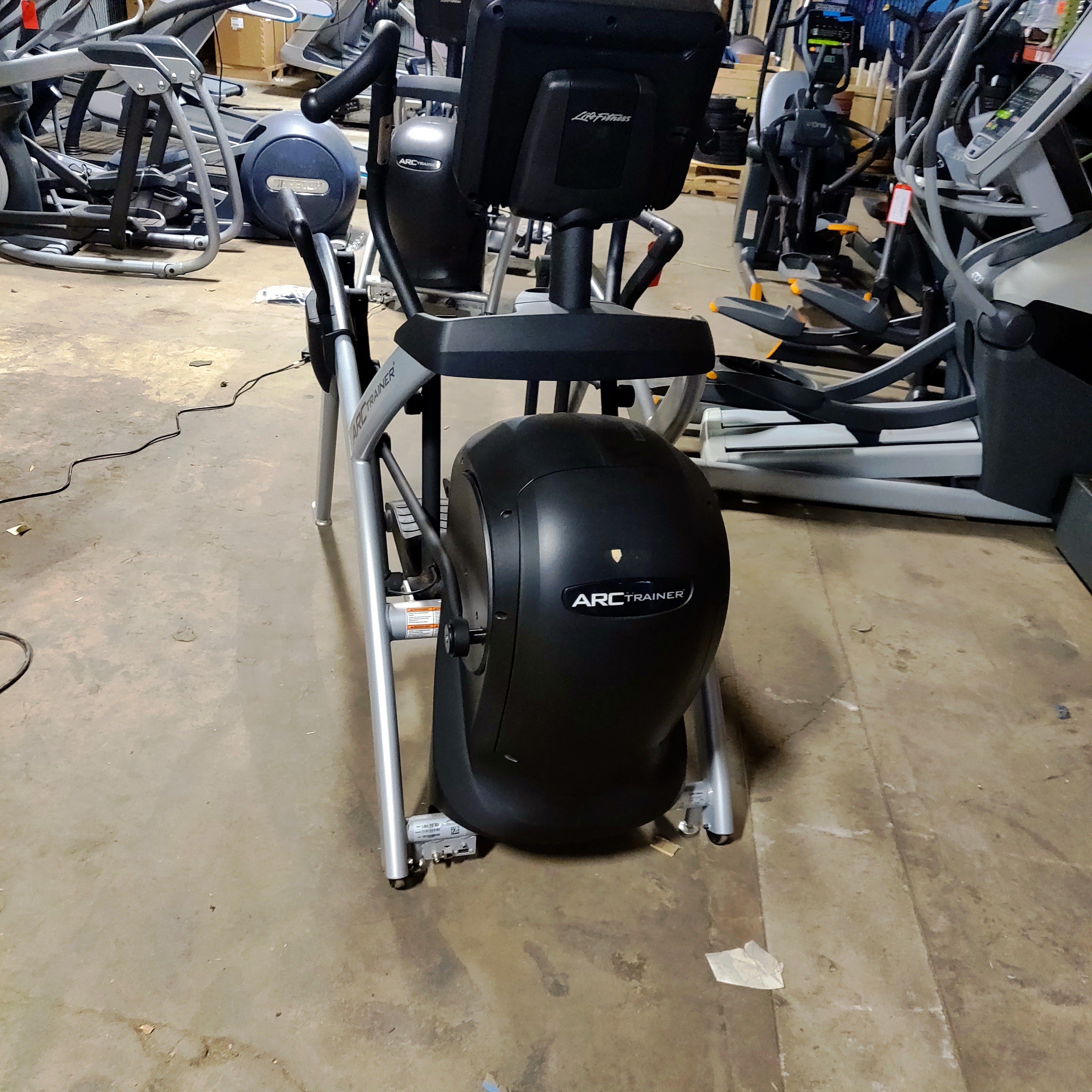 Reconditioned Life Fitness Discover SE3 HD Arc Trainer