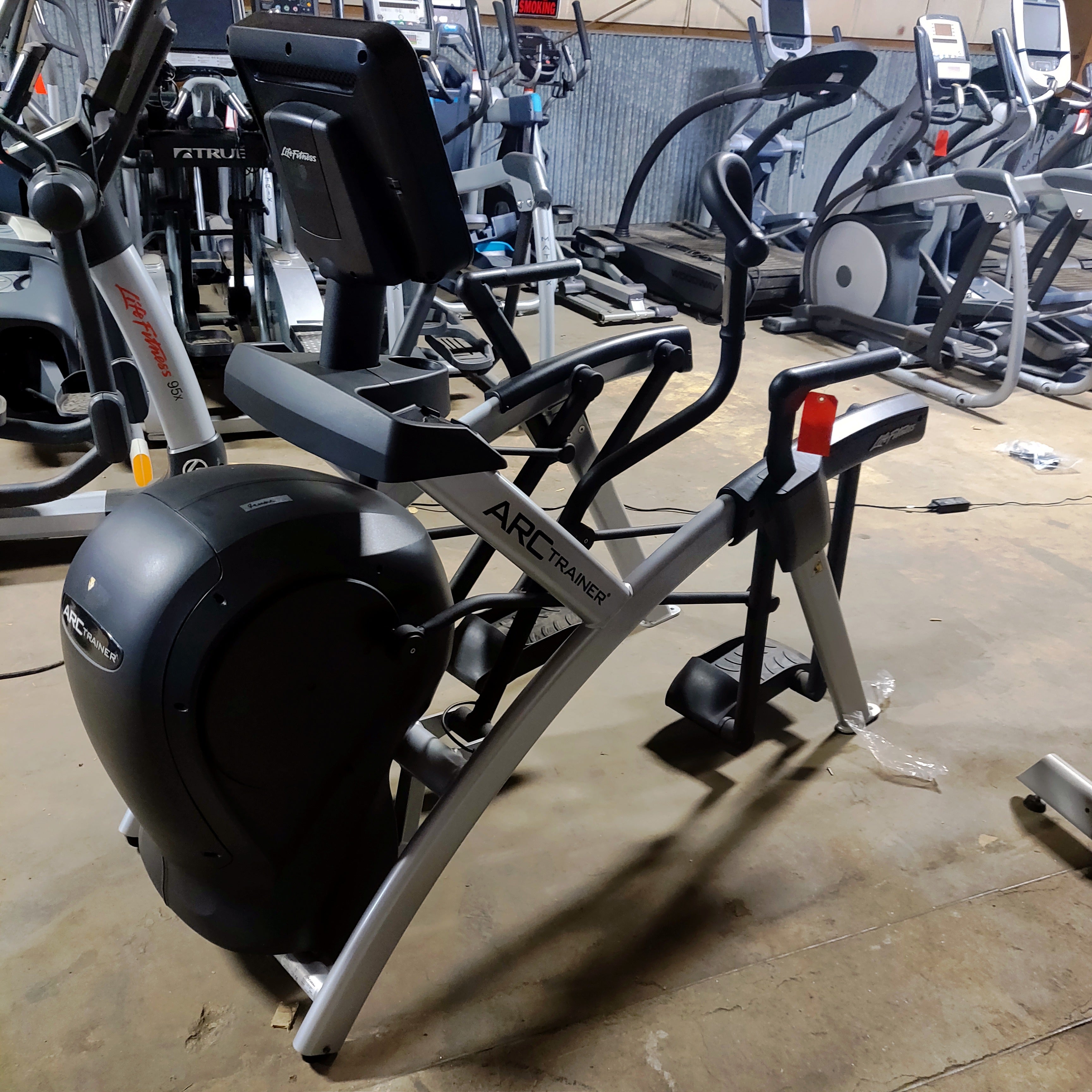 Reconditioned Life Fitness Discover SE3 HD Arc Trainer