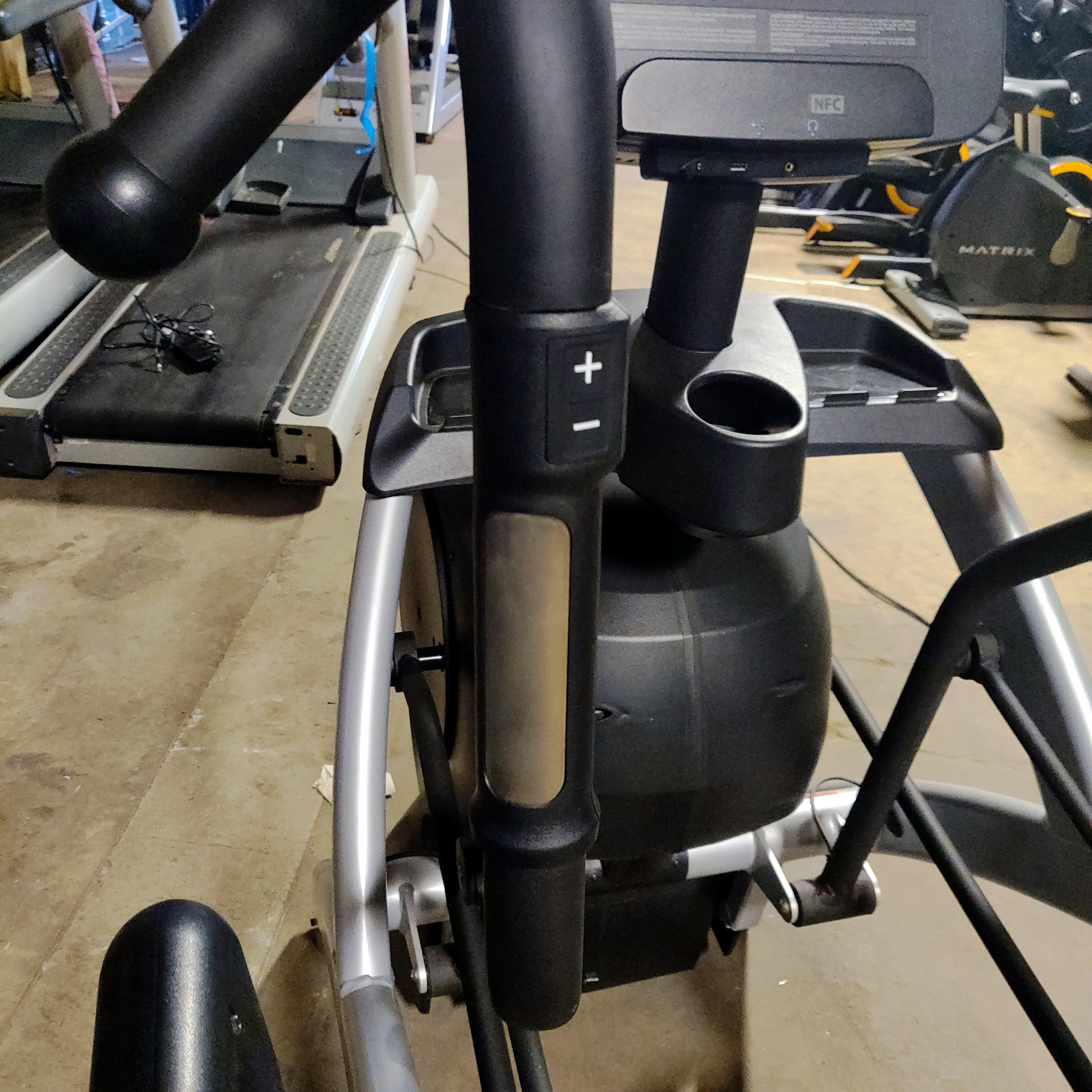 Reconditioned Life Fitness Discover SE3 HD Arc Trainer