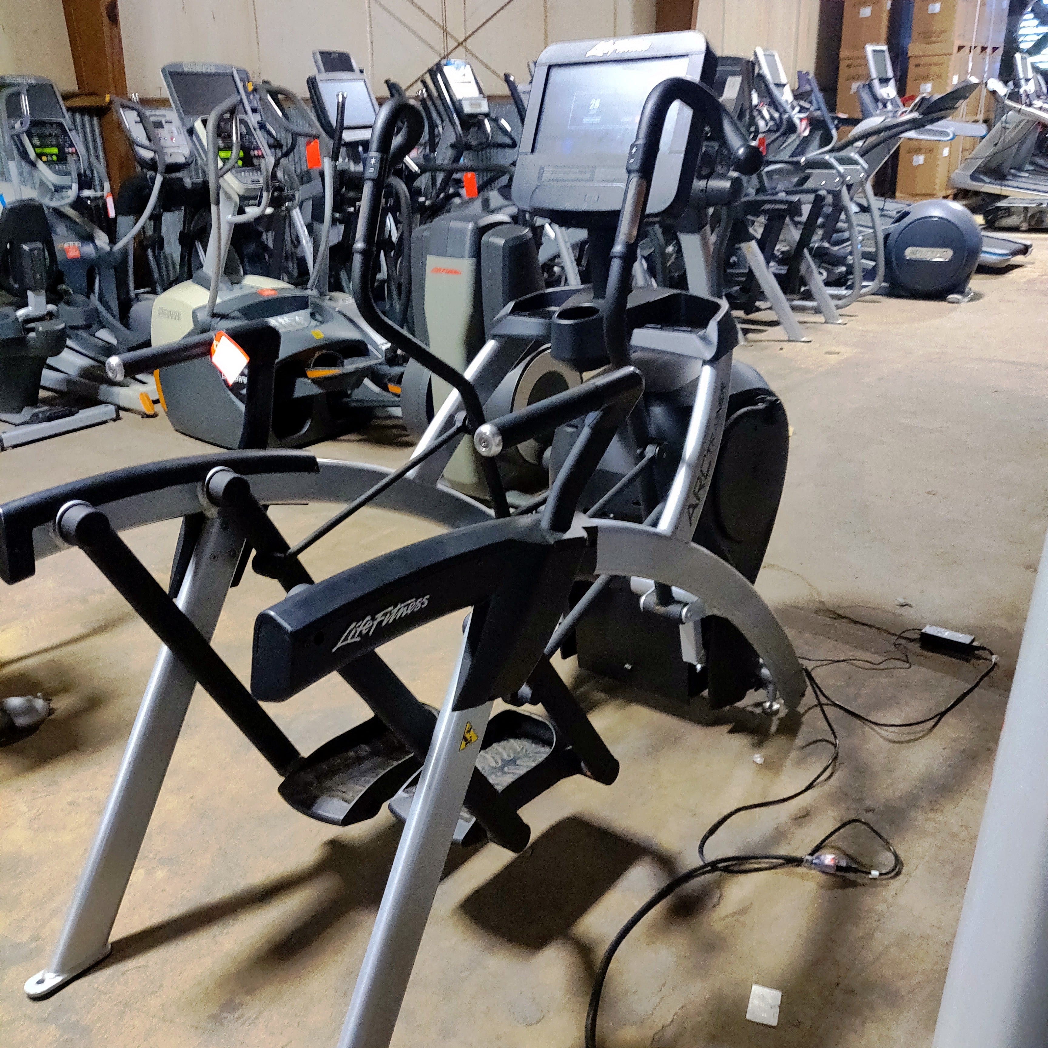 Reconditioned Life Fitness Discover SE3 HD Arc Trainer