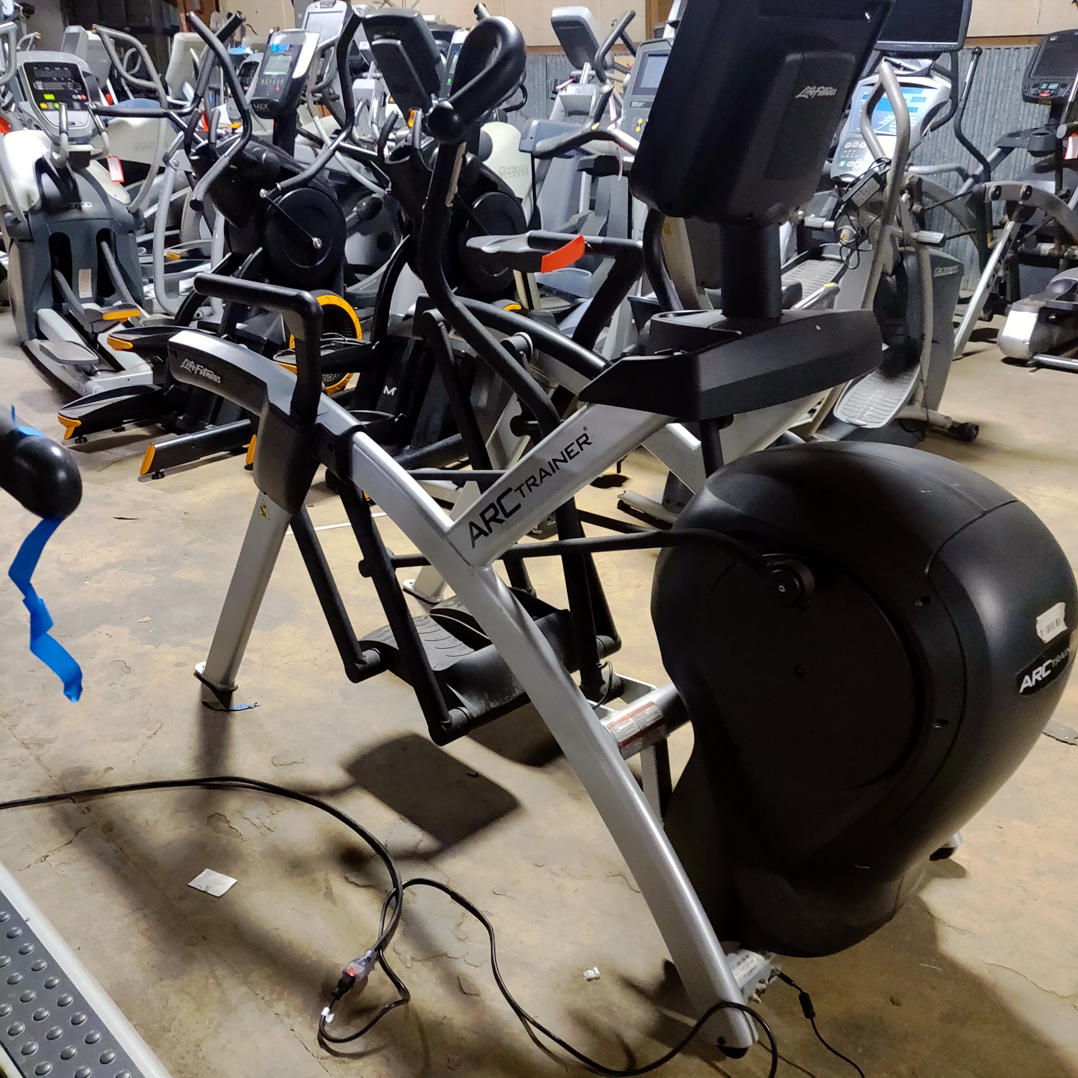 Reconditioned Life Fitness Discover SE3 HD Arc Trainer