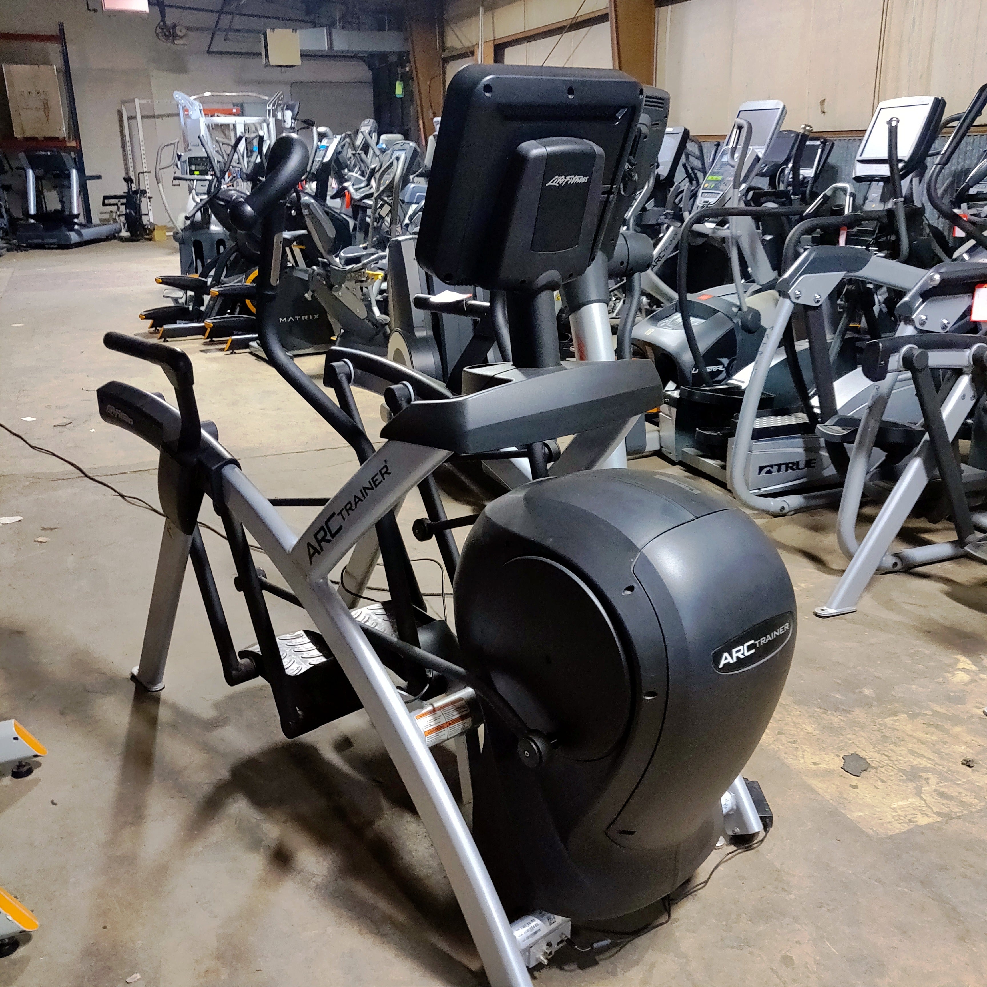 Reconditioned Life Fitness Discover SE3 HD Arc Trainer
