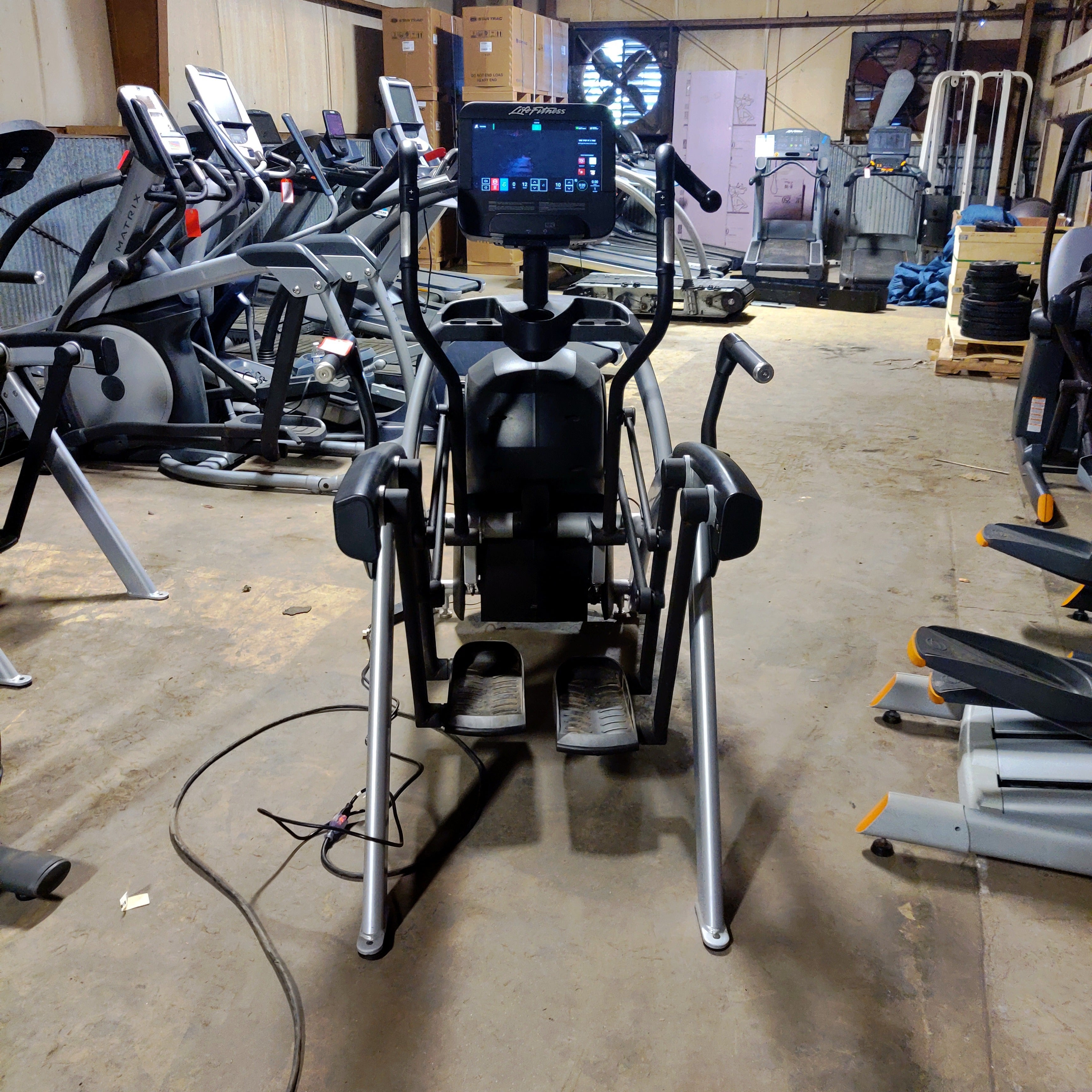 Reconditioned Life Fitness Discover SE3 HD Arc Trainer