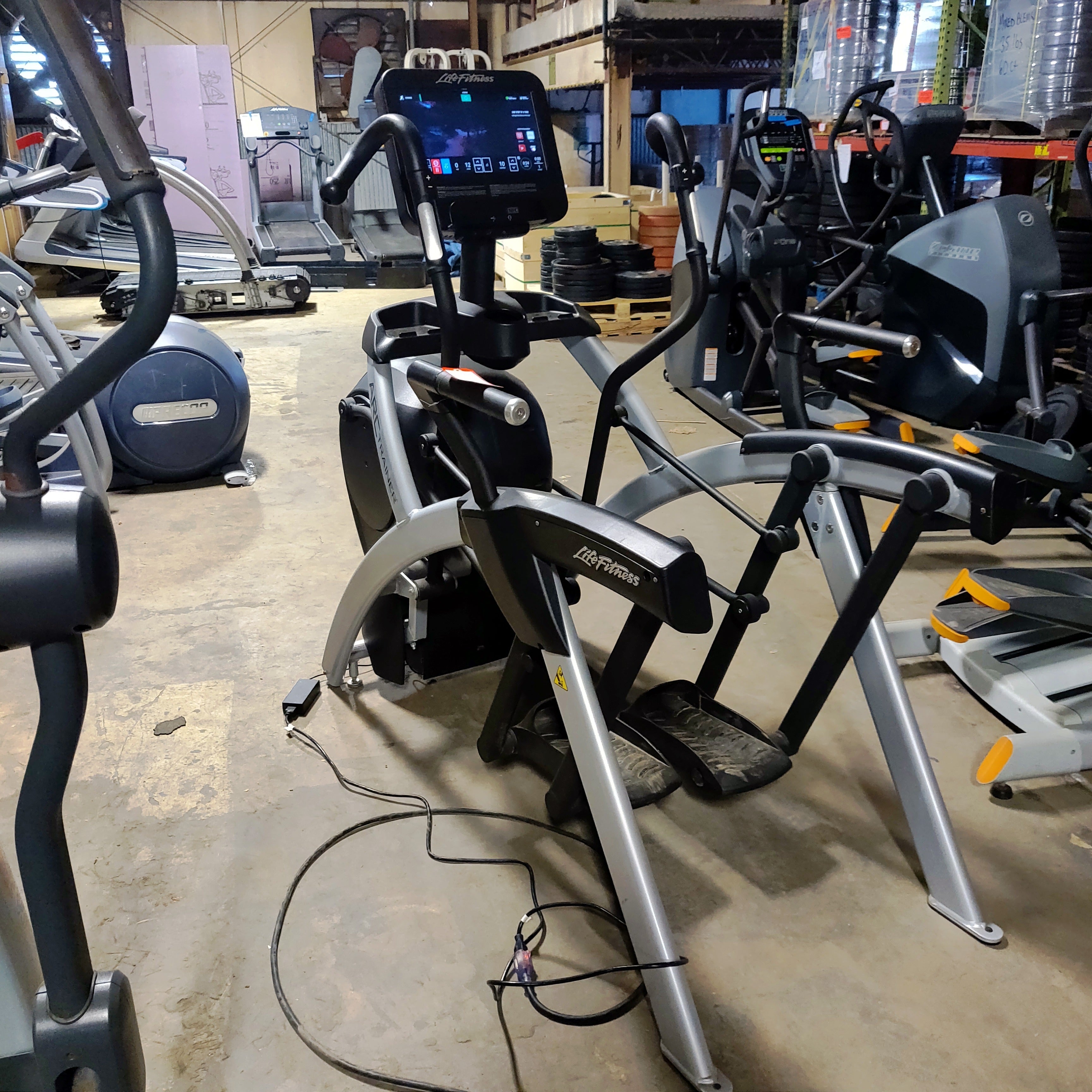 Reconditioned Life Fitness Discover SE3 HD Arc Trainer