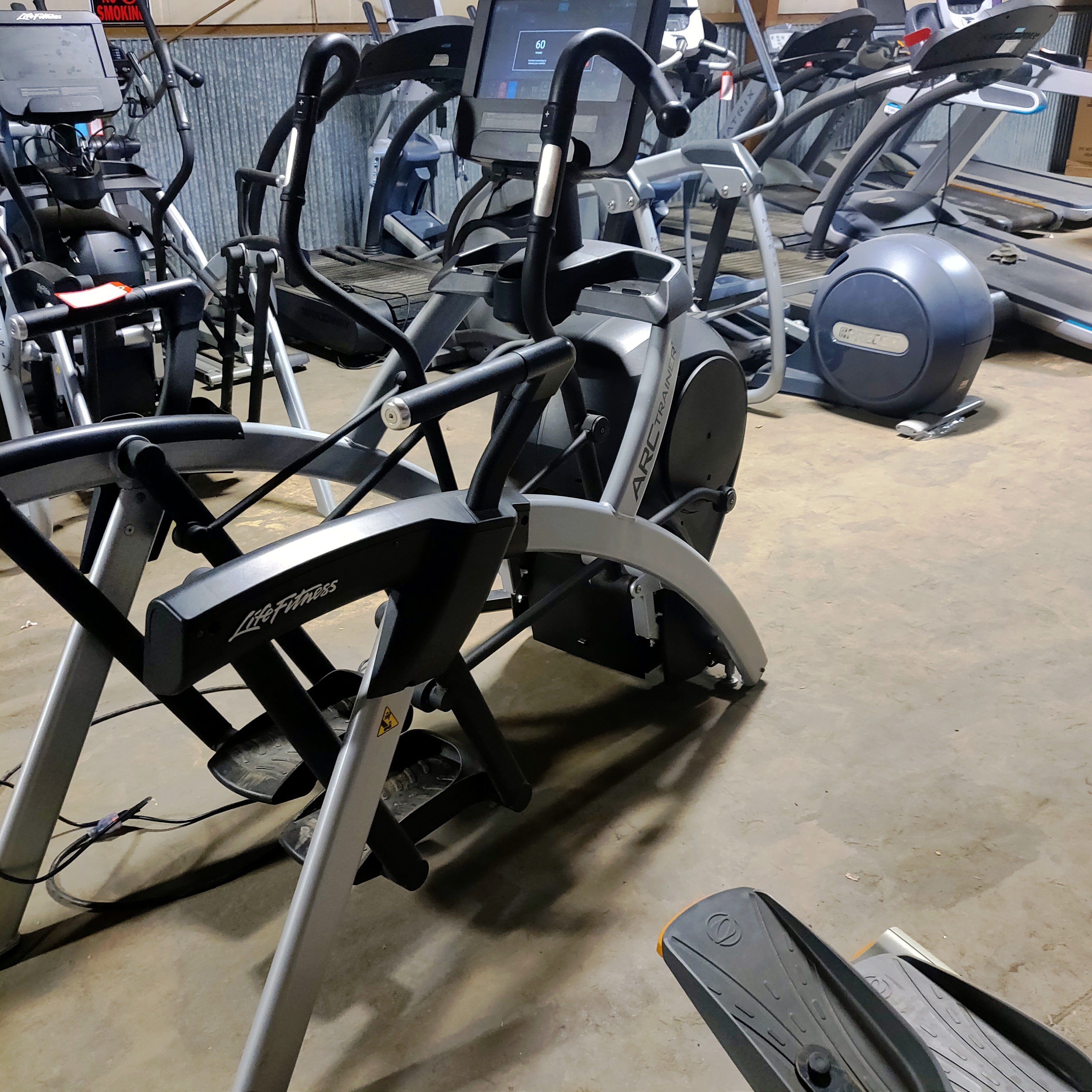 Reconditioned Life Fitness Discover SE3 HD Arc Trainer