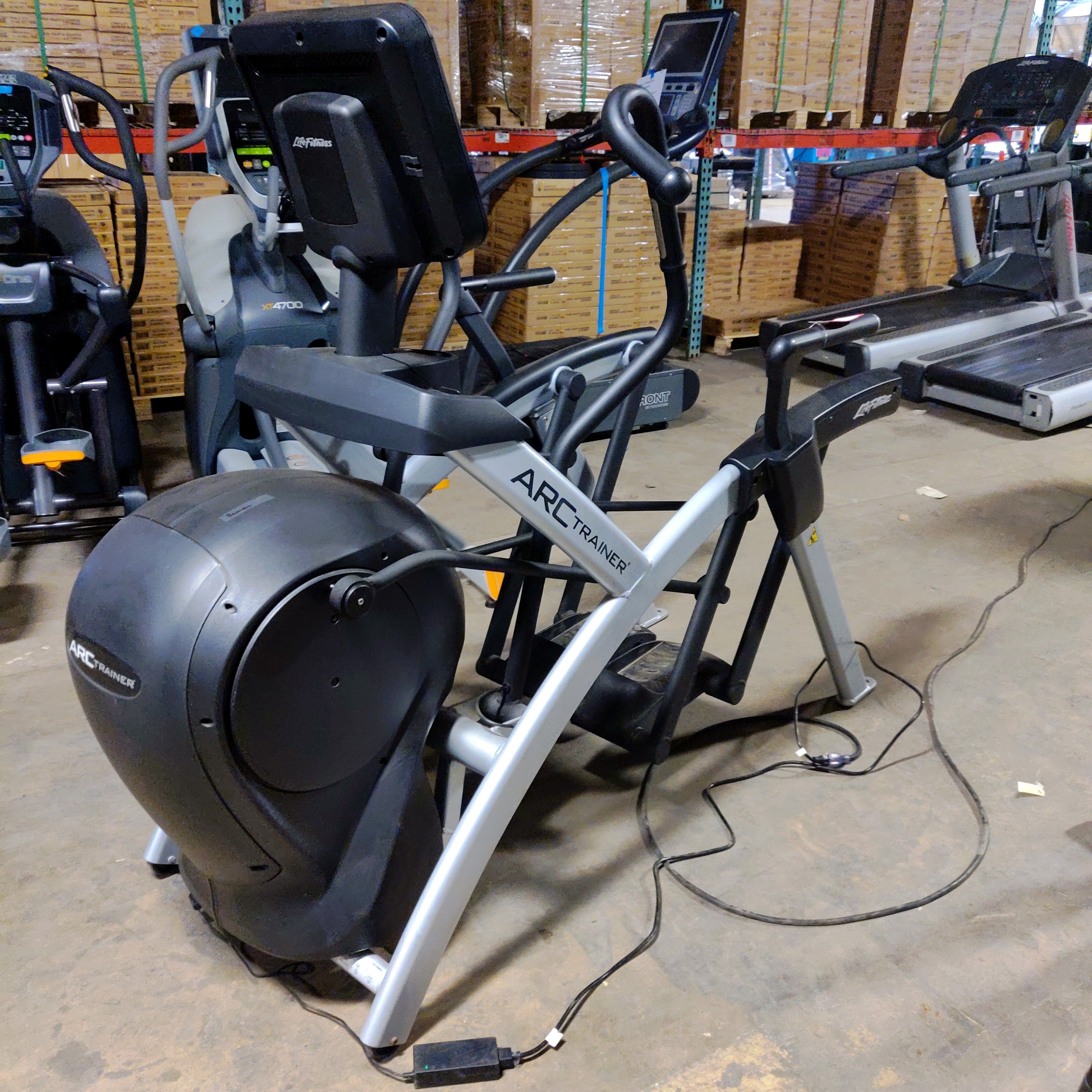 Reconditioned Life Fitness Discover SE3 HD Arc Trainer