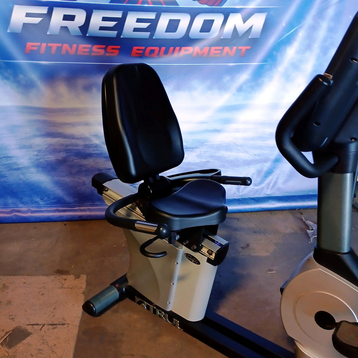 TRUE CS400 Recumbent Bike w/ Escalate 9 Console