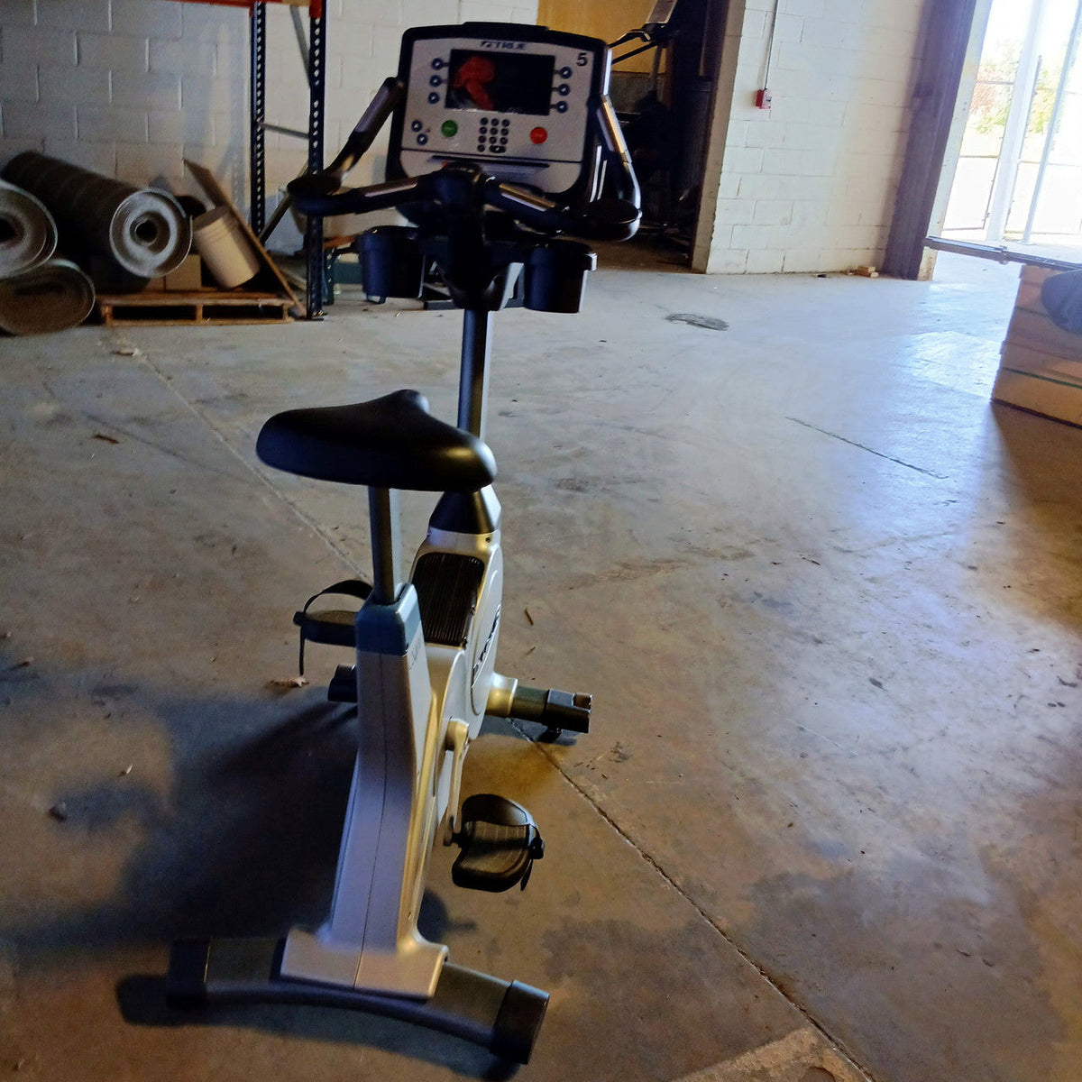 TRUE CS400 Upright Bike w/ Escalate 9 Console