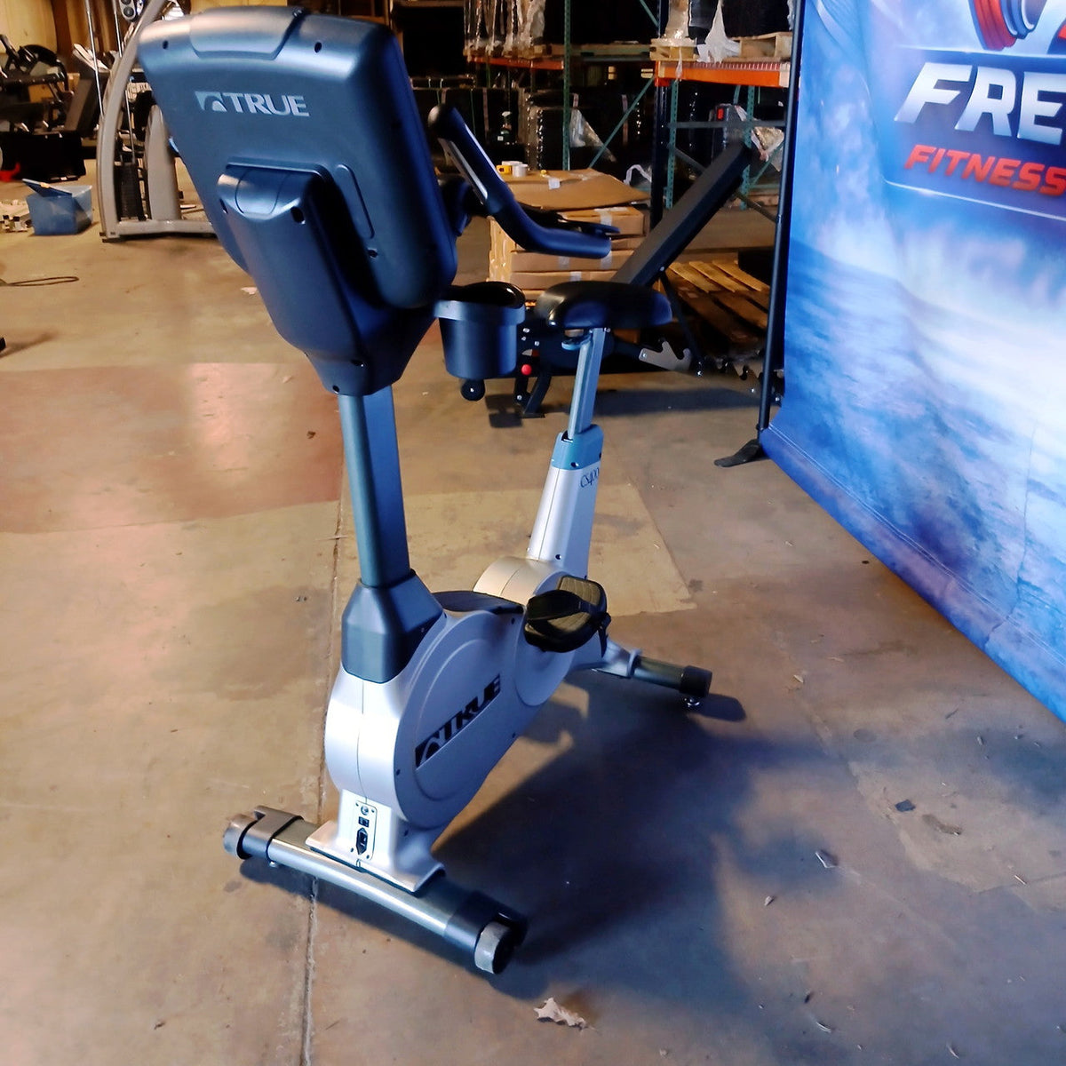 TRUE CS400 Upright Bike w/ Escalate 9 Console