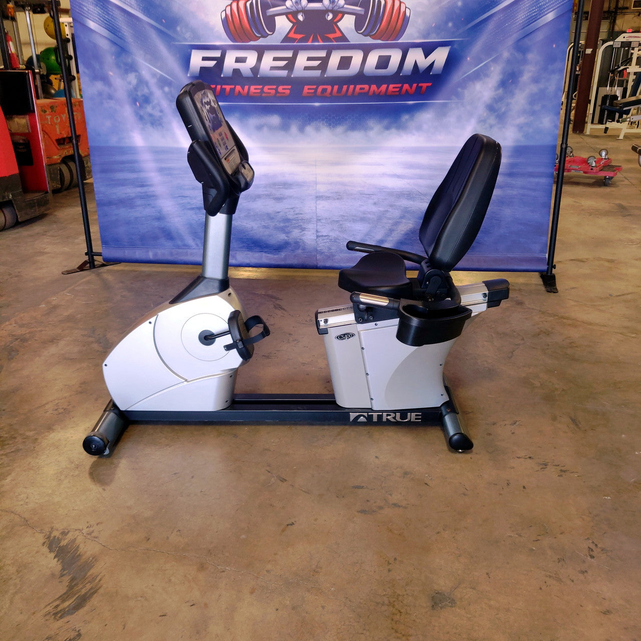 True Fitness CS400 Recumbent w/ Escalate 9 Console
