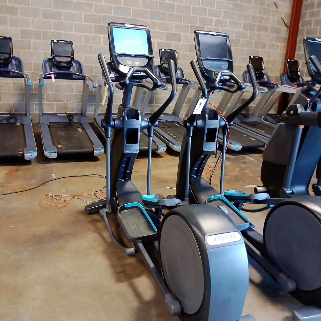 Precor EFX 833 Elliptical w/Converging Crossramp w/P82 Console