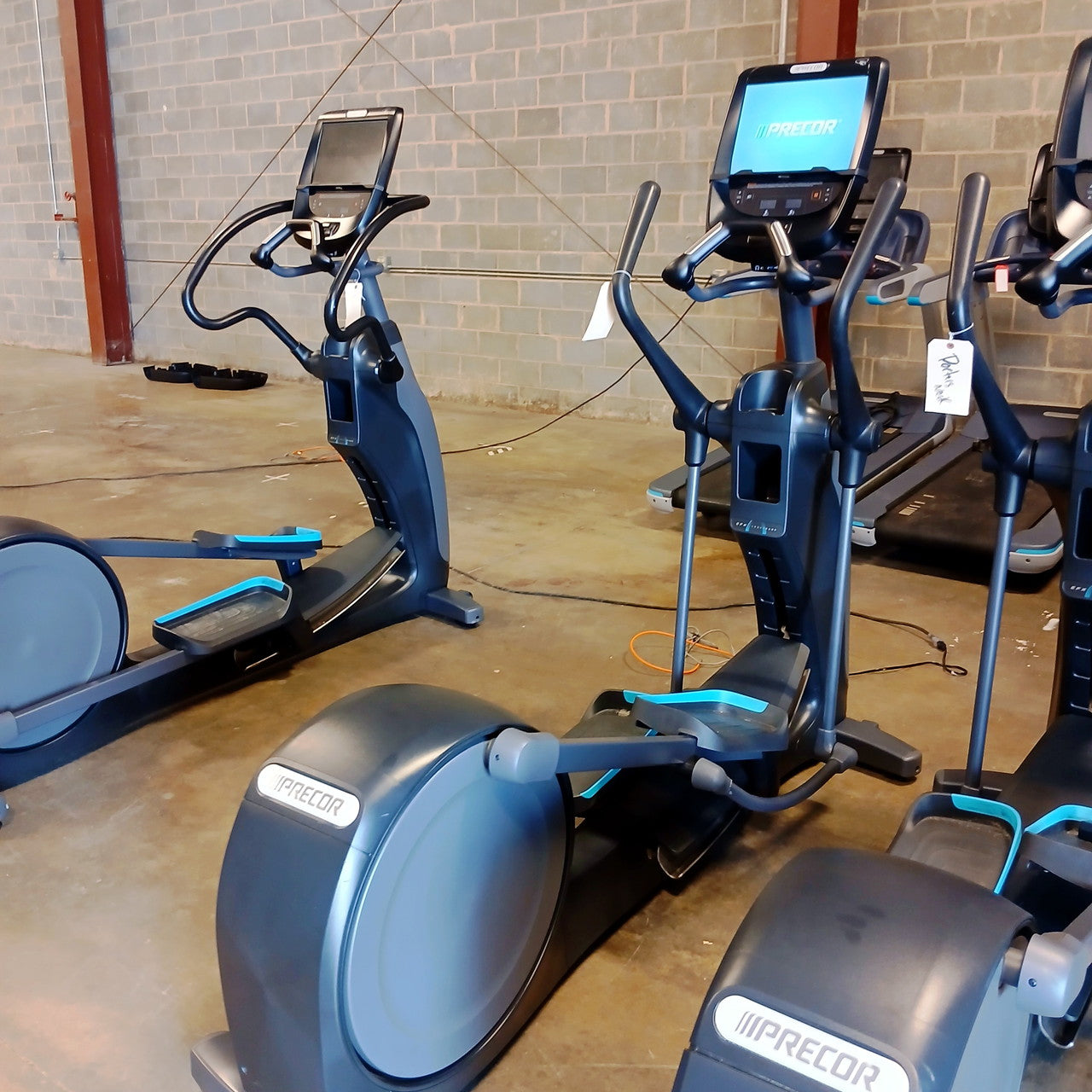 Precor EFX 833 Elliptical w/Converging Crossramp w/P82 Console
