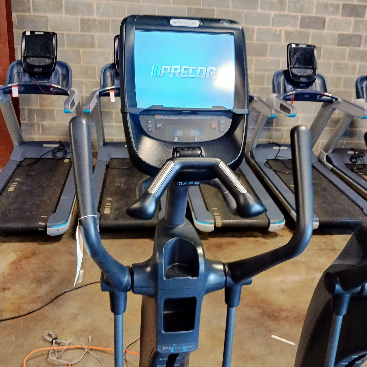 Precor EFX 833 Elliptical w/Converging Crossramp w/P82 Console