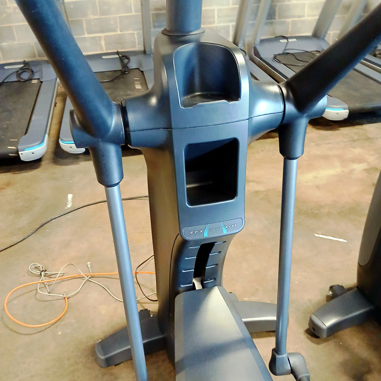 Precor EFX 833 Elliptical w/Converging Crossramp w/P82 Console