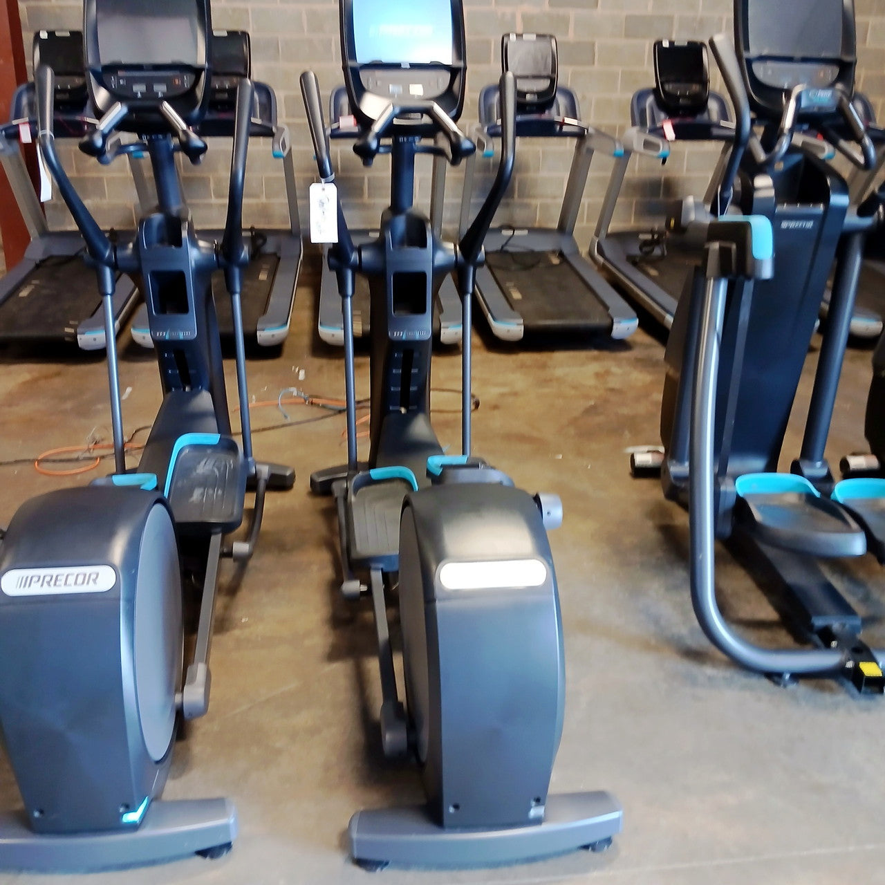 Precor EFX 833 Elliptical w/Converging Crossramp w/P82 Console