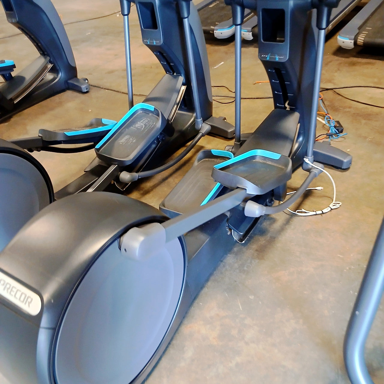 Precor EFX 833 Elliptical w/Converging Crossramp w/P82 Console