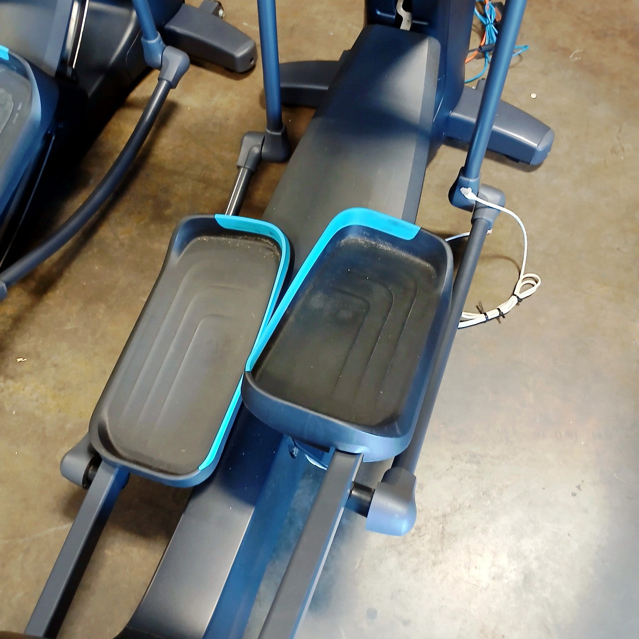 Precor EFX 833 Elliptical w/Converging Crossramp w/P82 Console