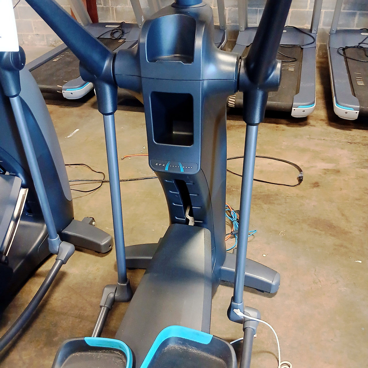 Precor EFX 833 Elliptical w/Converging Crossramp w/P82 Console