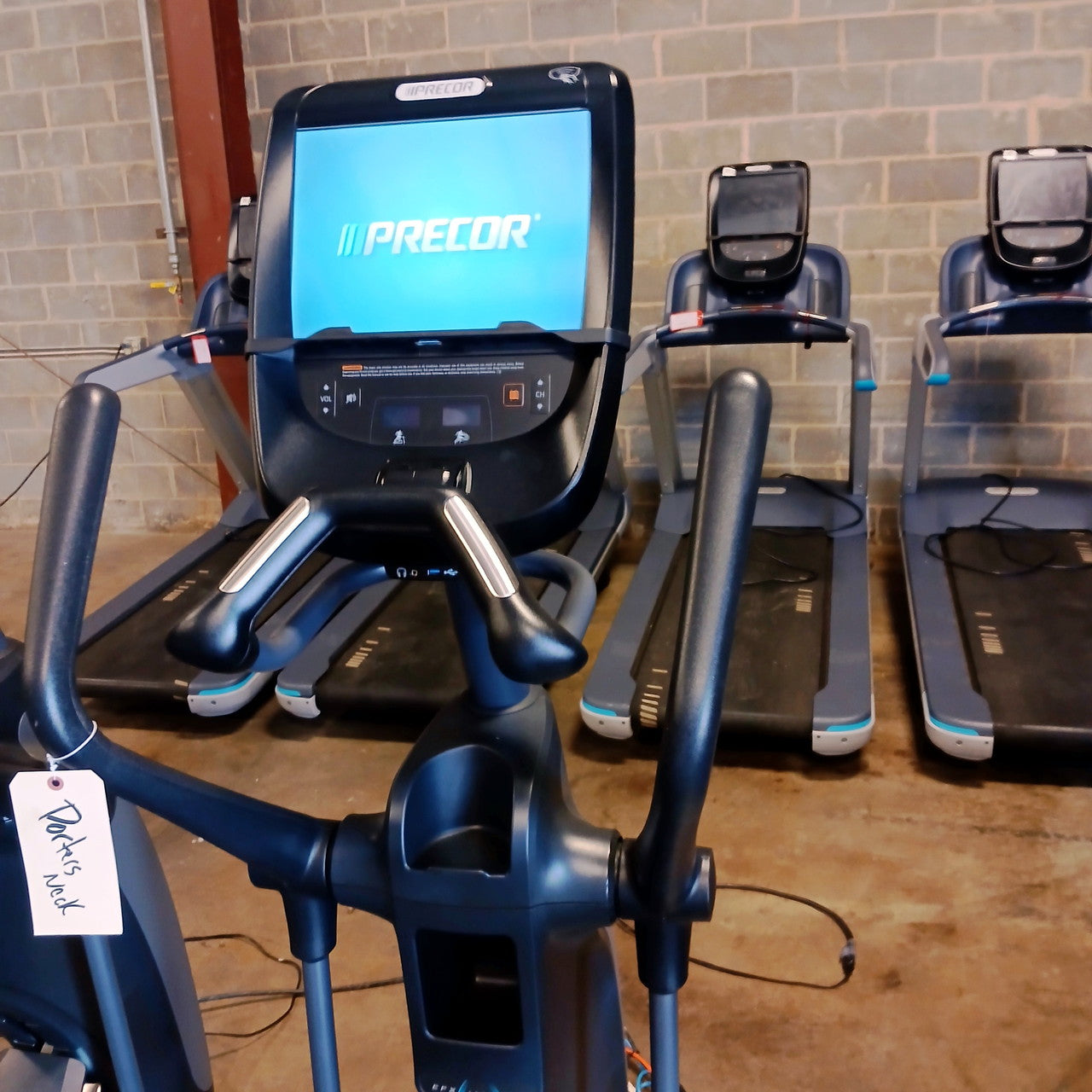 Precor EFX 833 Elliptical w/Converging Crossramp w/P82 Console