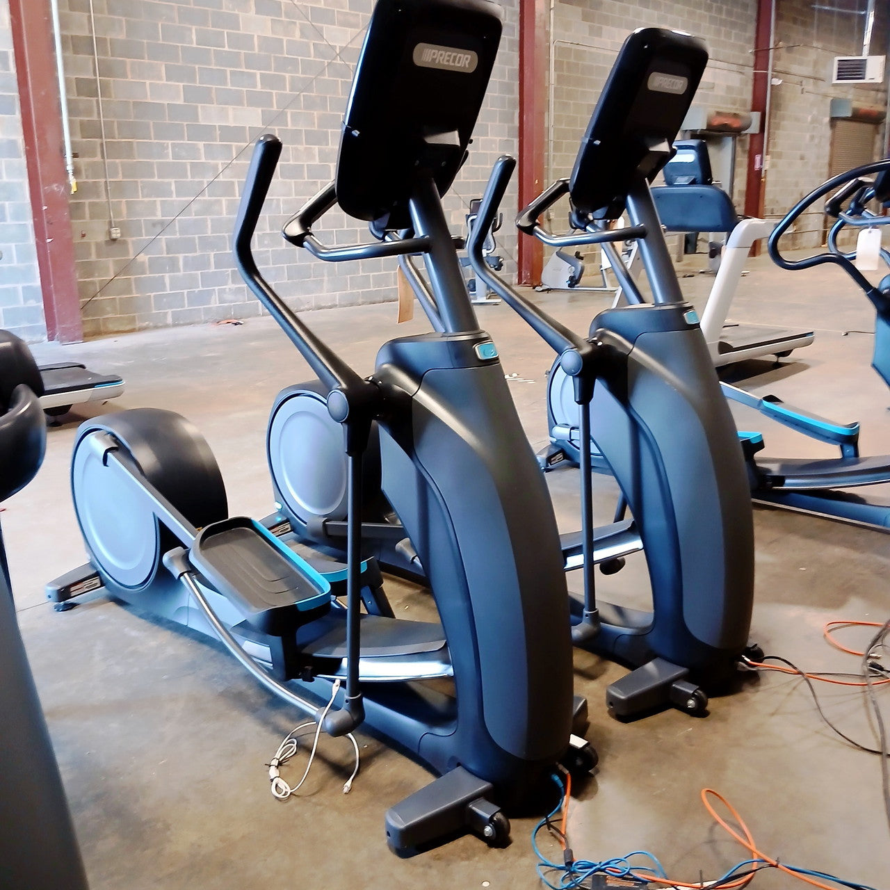 Precor EFX 833 Elliptical w/Converging Crossramp w/P82 Console