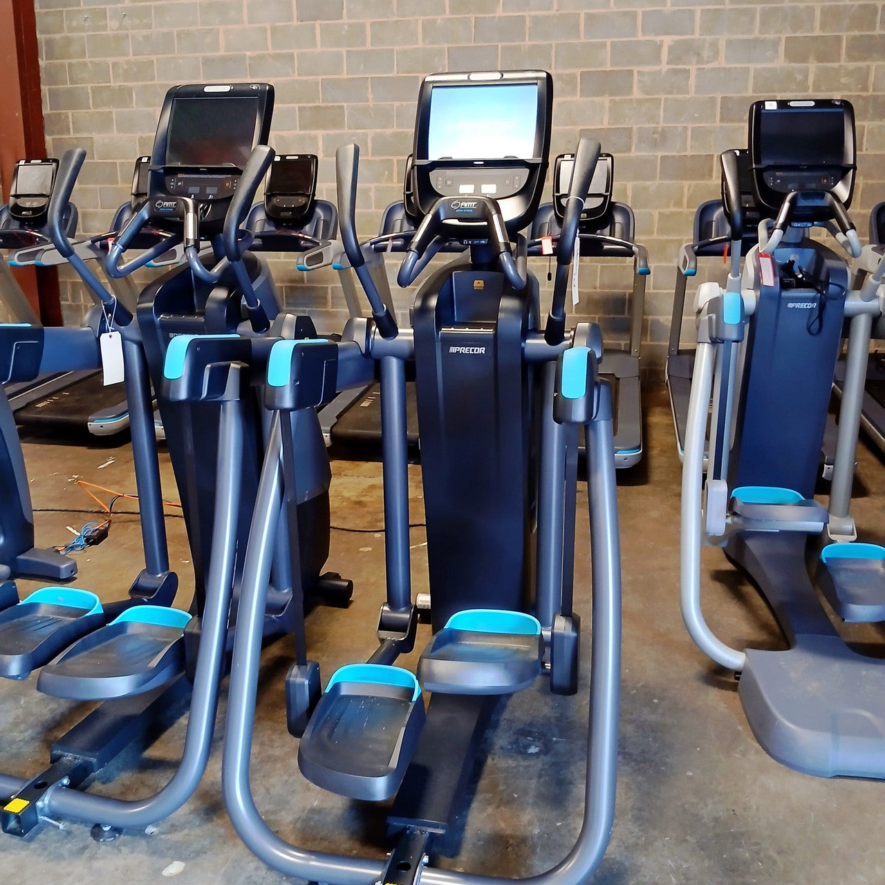 Precor AMT 865 Adaptive Motion Trainer w/Open Stride + w/P82 Console