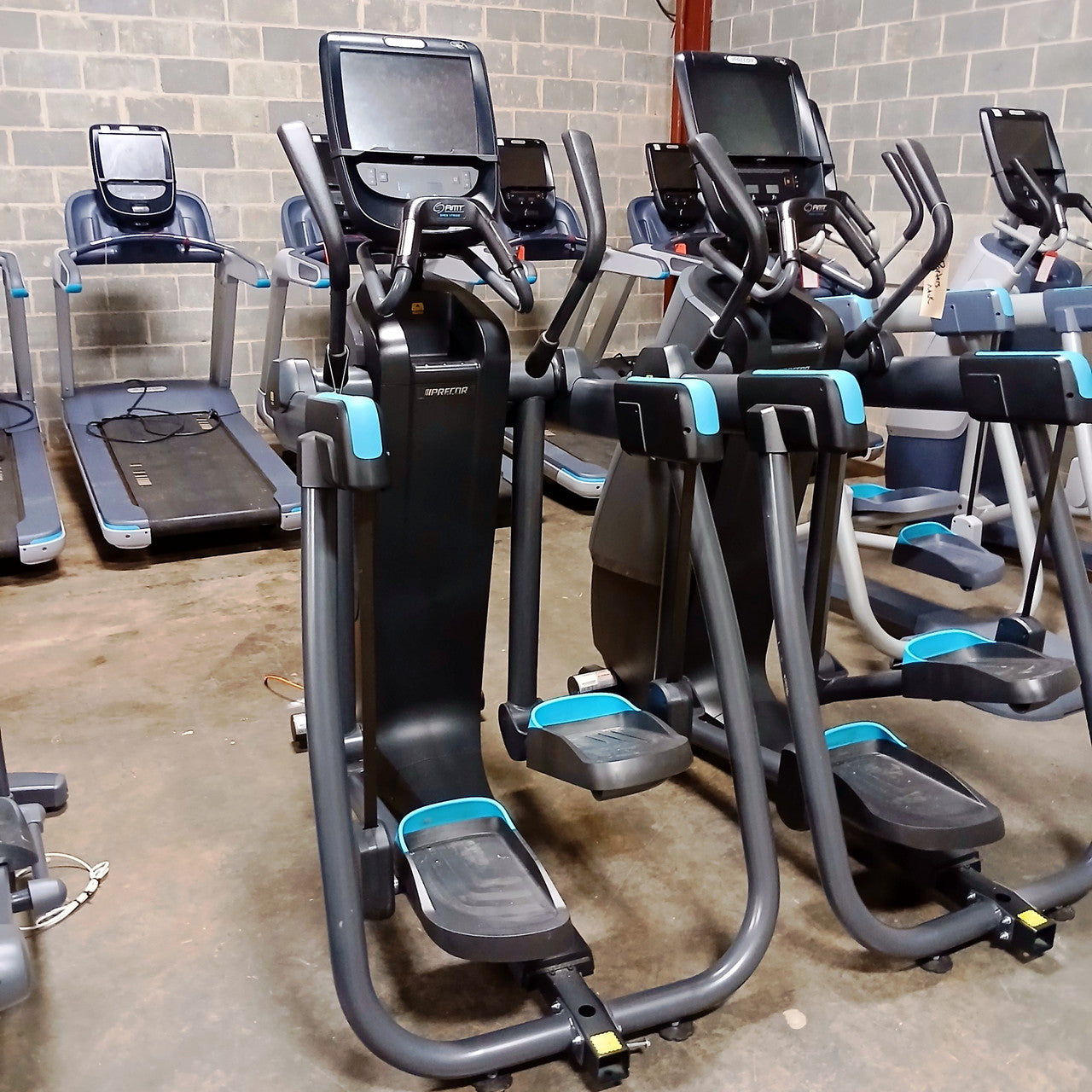 Precor AMT 865 Adaptive Motion Trainer w/Open Stride + w/P82 Console