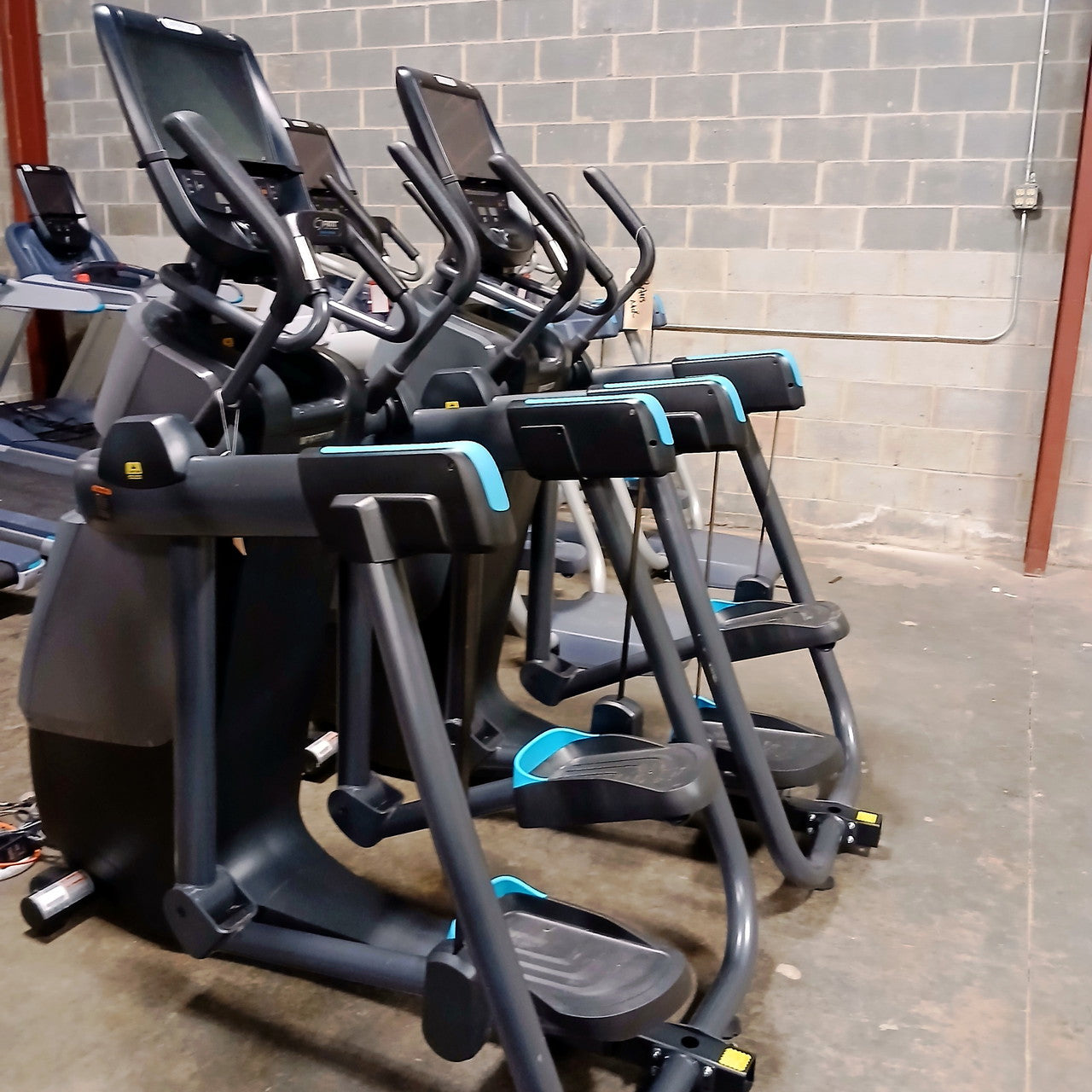 Precor AMT 865 Adaptive Motion Trainer w/Open Stride + w/P82 Console