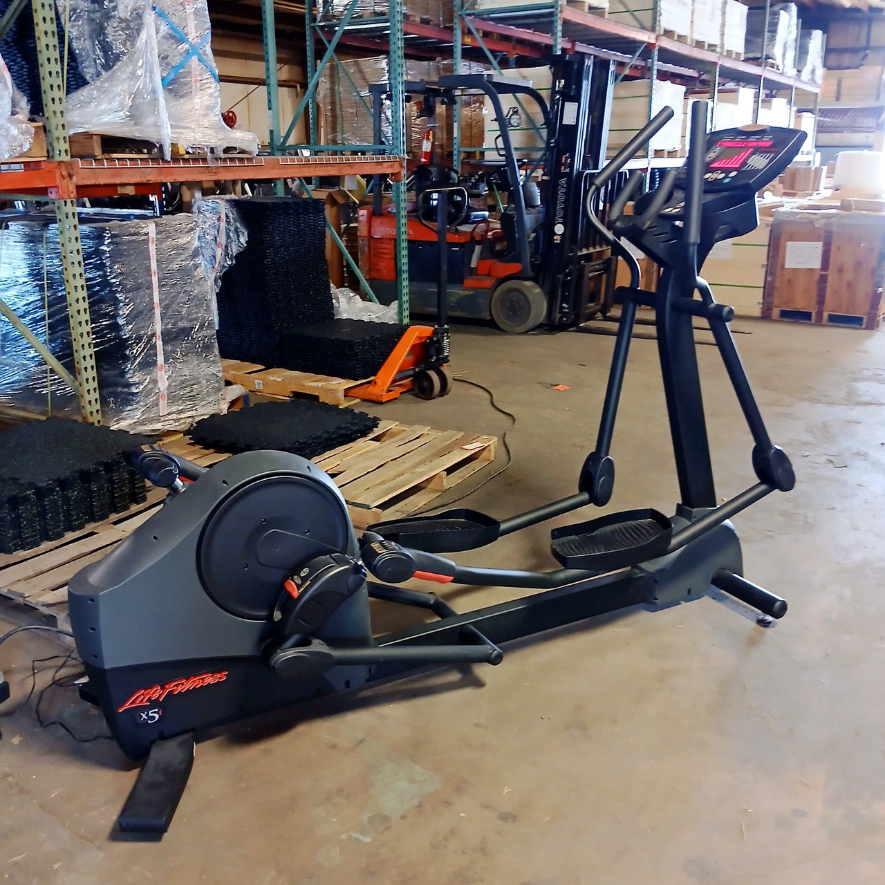 Life Fitness x5i Elliptical Cross-Trainer - Main Image