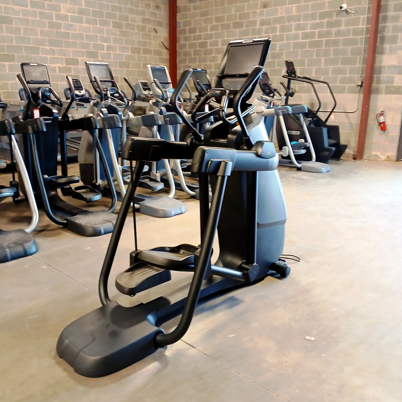 Precor AMT 885 with Open Stride w/P82 Console