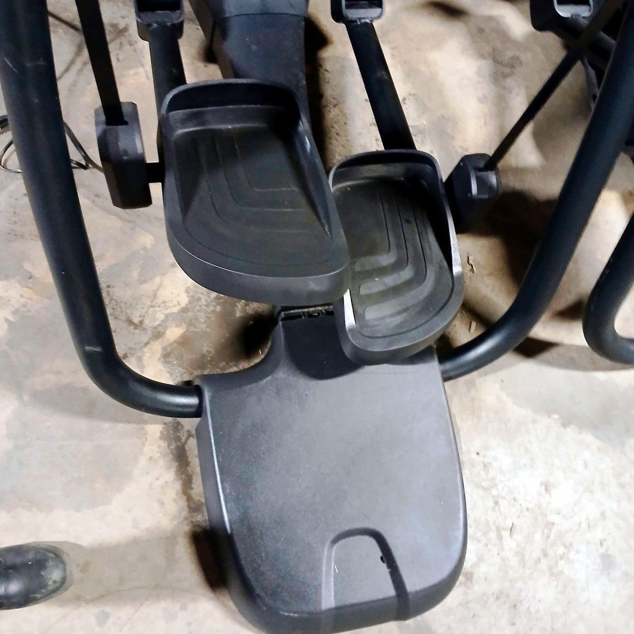 Precor AMT 885 with Open Stride w/P82 Console