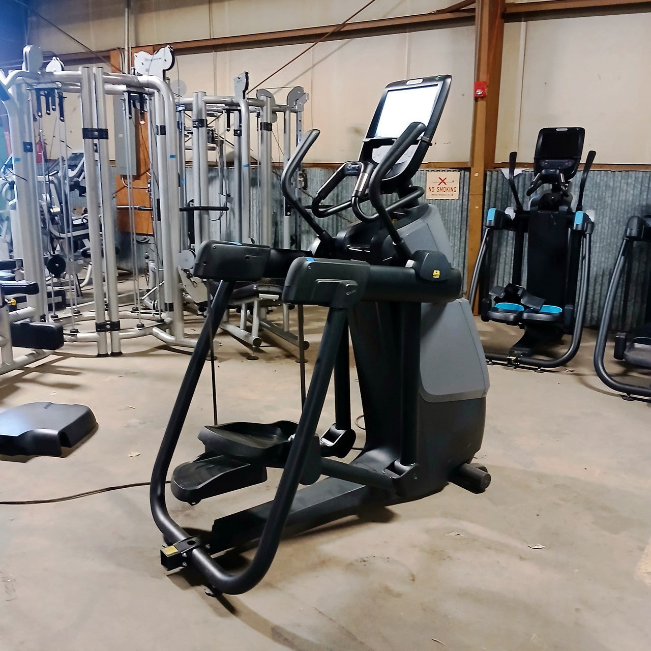 Precor AMT 885 with Open Stride w/P82 Console
