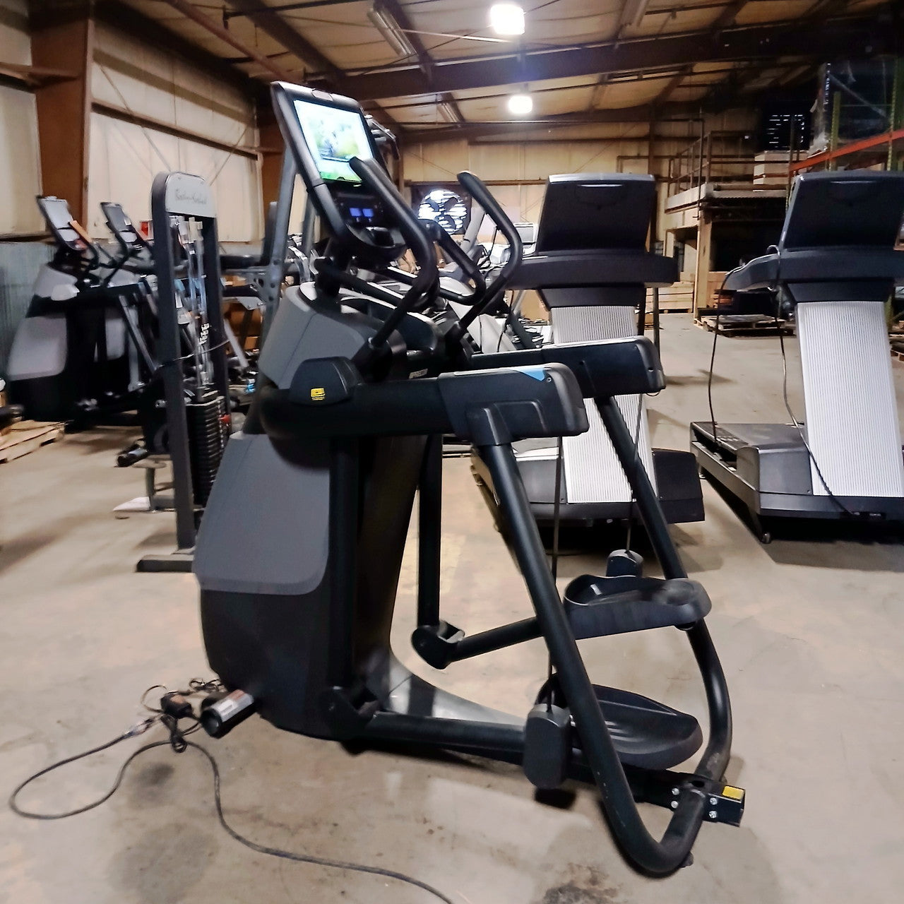 Precor AMT 885 with Open Stride w/P82 Console