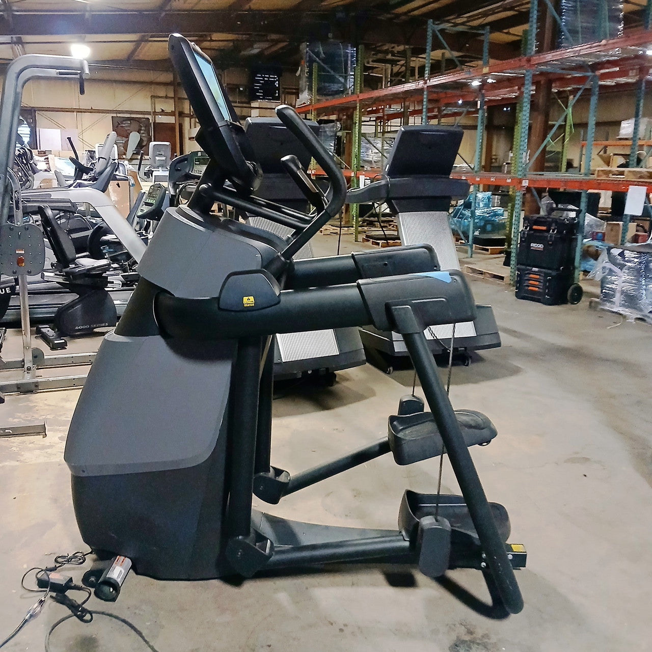 Precor AMT 885 with Open Stride w/P82 Console