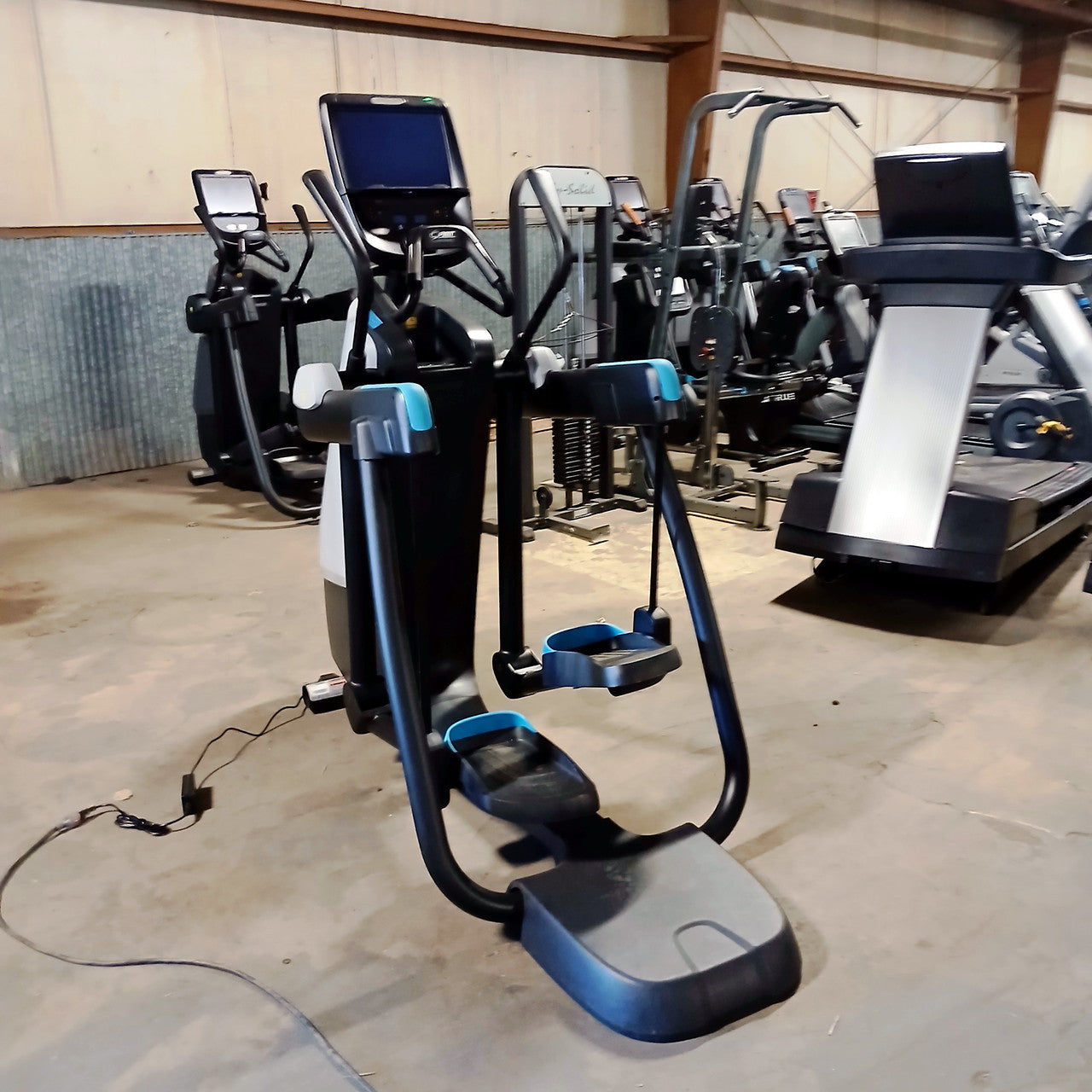 Precor AMT 885 with Open Stride w/P82 Console