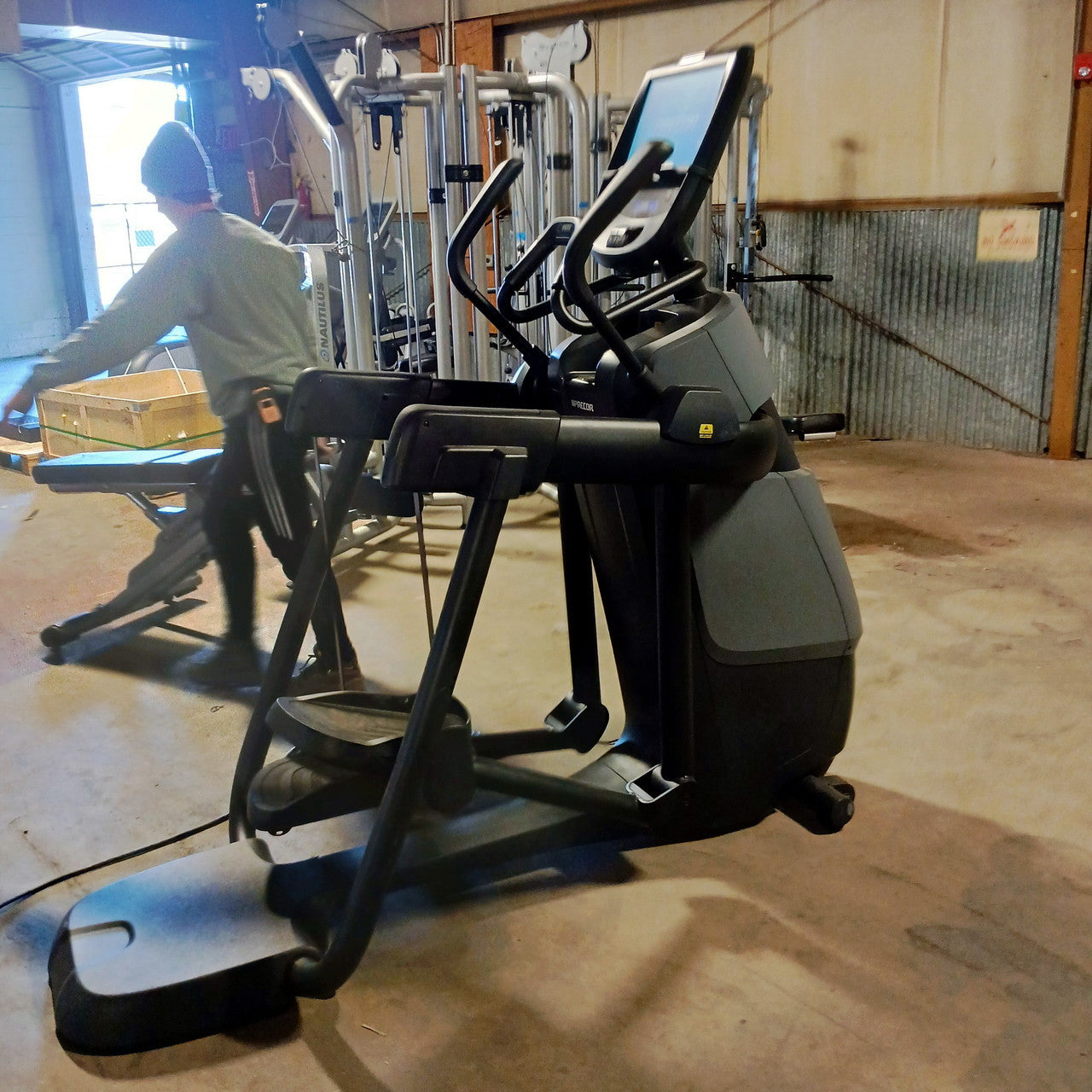 Precor AMT 885 with Open Stride w/P82 Console