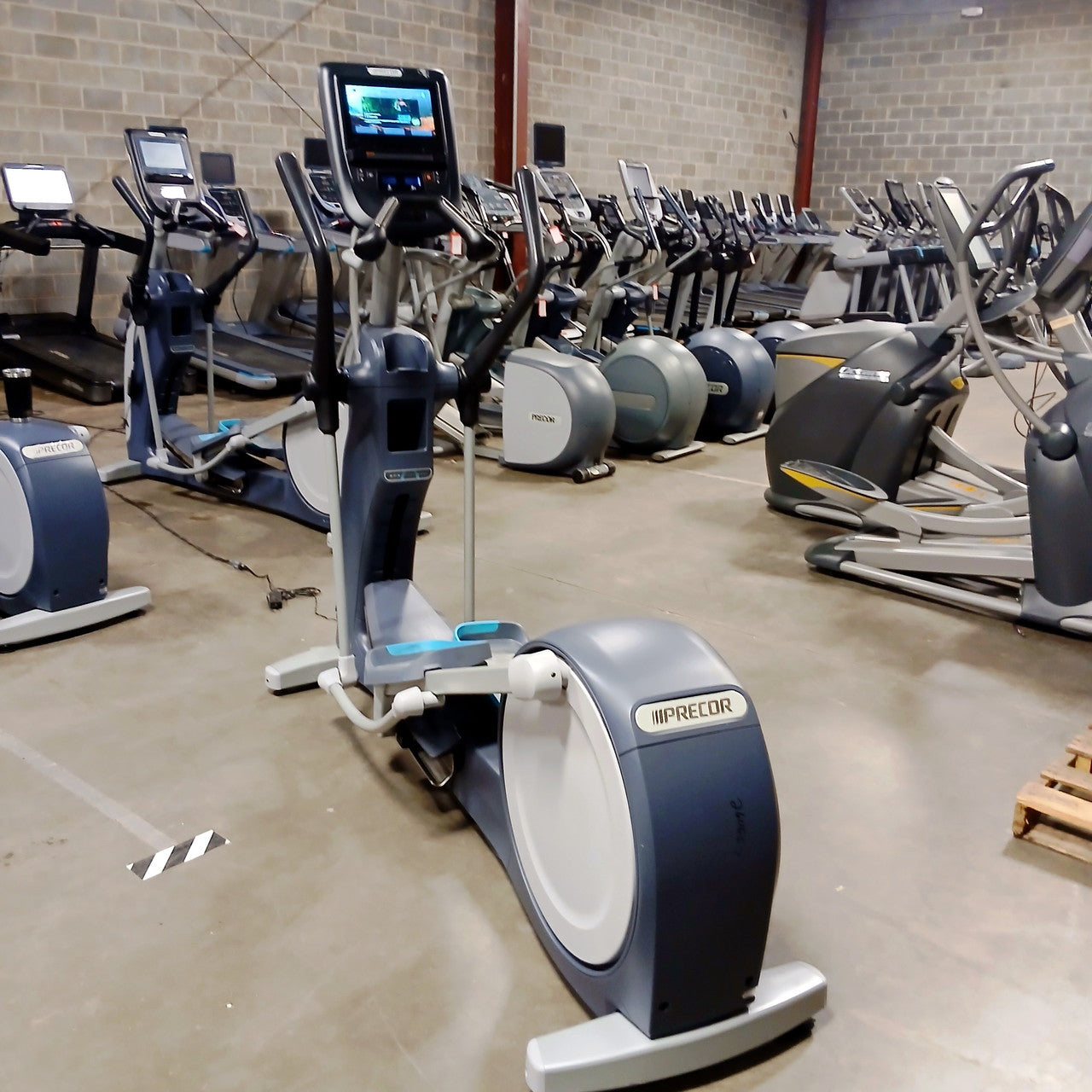 Precor EFX 865 Elliptical w/Converging Crossramp + p62 Console