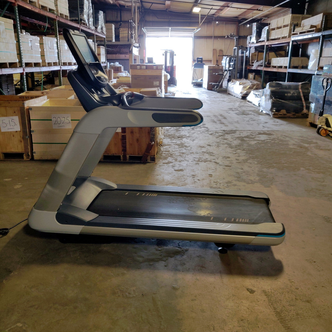 Precor TRM 885 Treadmill w/P82 Console