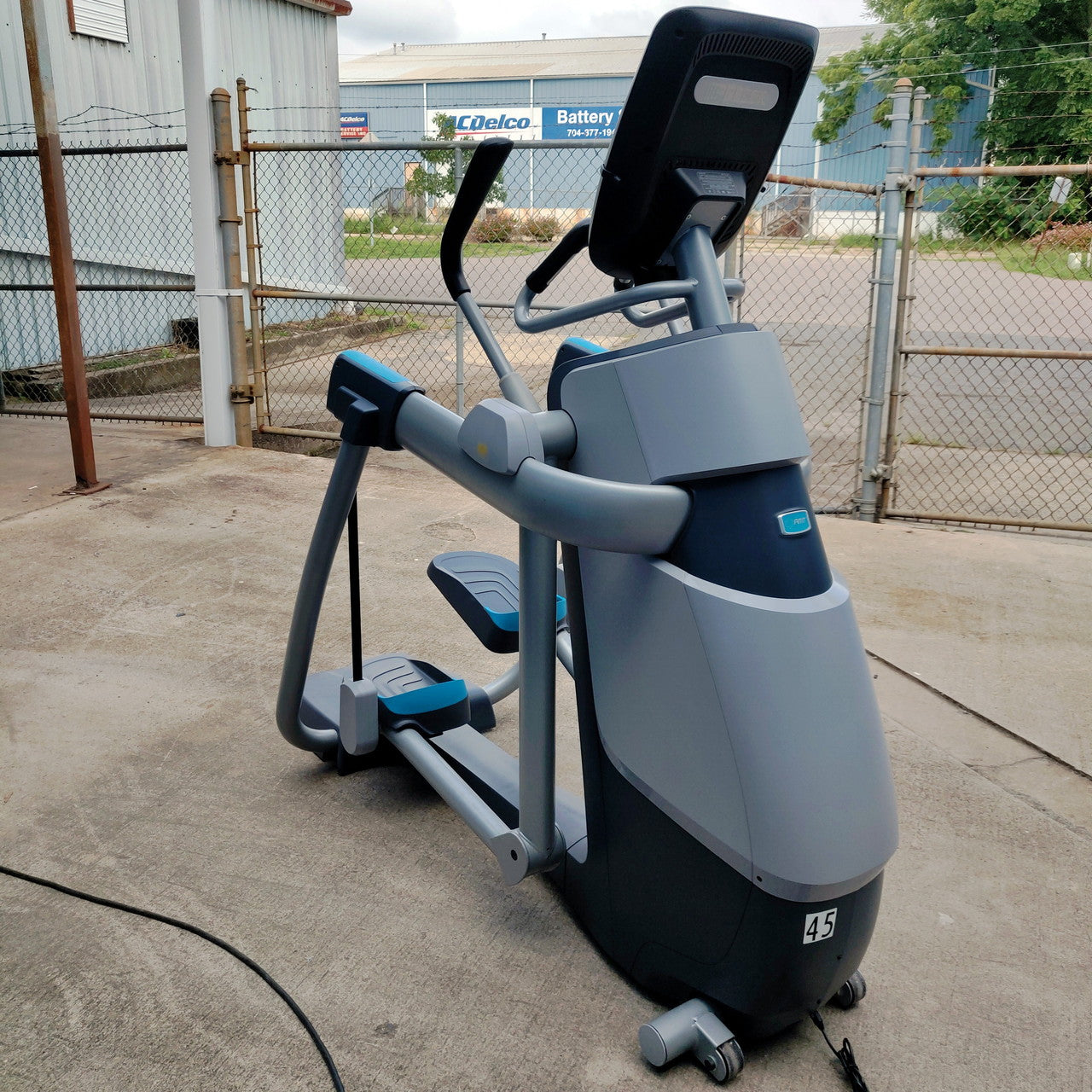 Precor AMT 885 with Open Stride w/P82 Console