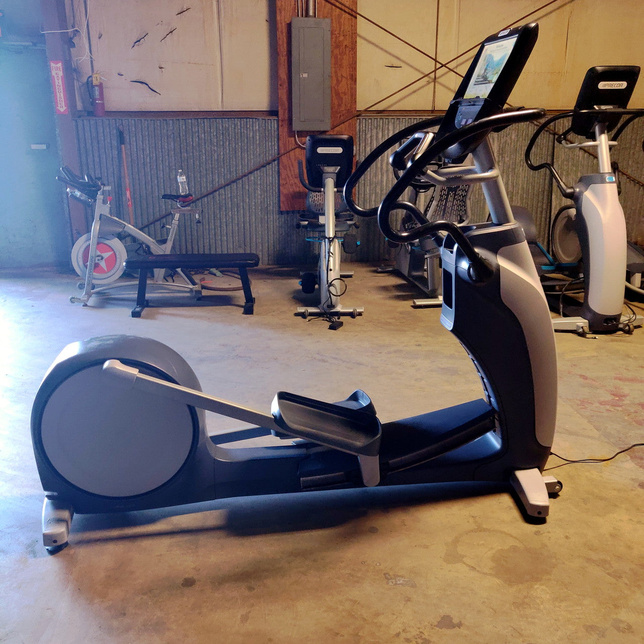 Precor EFX 883 Elliptical Lower Body Crosstrainer w/p82 Console