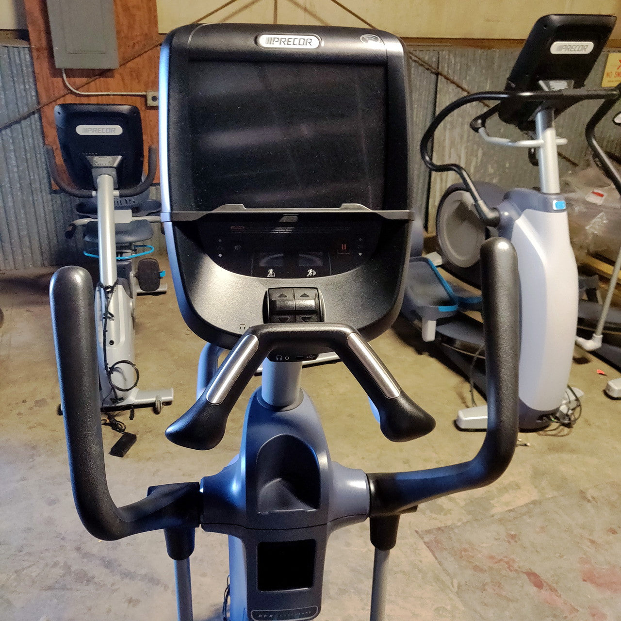 Precor EFX 885 Total Body Elliptical w/Converging Crossramp + p82 Console