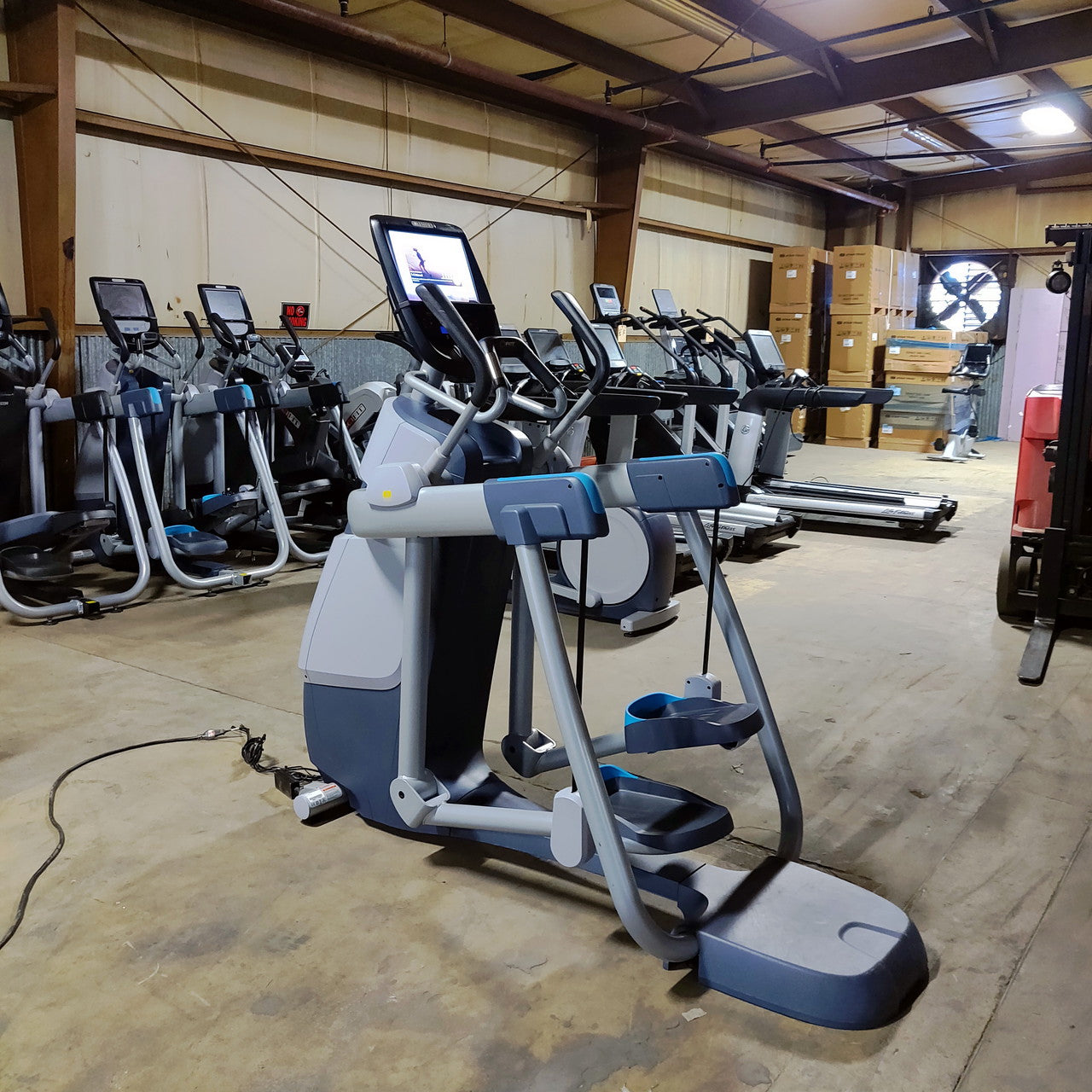 Precor AMT 885 with Open Stride w/P82 Console