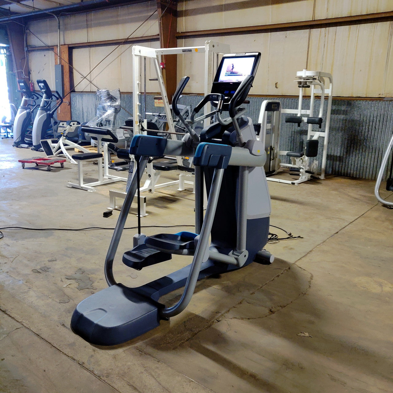 Precor AMT 885 with Open Stride w/P82 Console