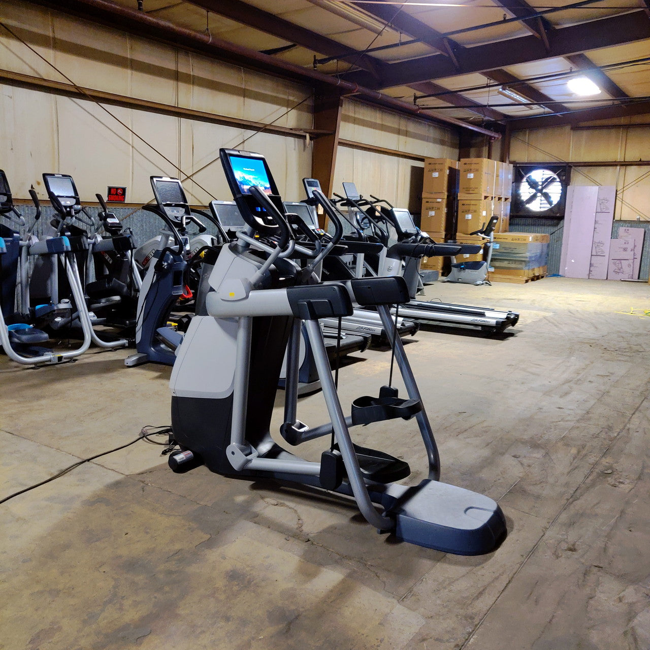 Precor AMT 885 with Open Stride w/P82 Console